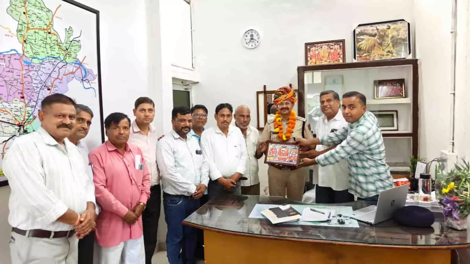 तस्वीर में शिक्षक संघ का शिष्टमंडल सवाई माधोपुर डीएसपी कार्यालय में पुलिस अधिकारियों से मुलाकात कर रहा है। तस्वीर में शिक्षक संघ का शिष्टमंडल सवाई माधोपुर डीएसपी कार्यालय में पुलिस अधिकारियों से मुलाकात कर रहा है।
