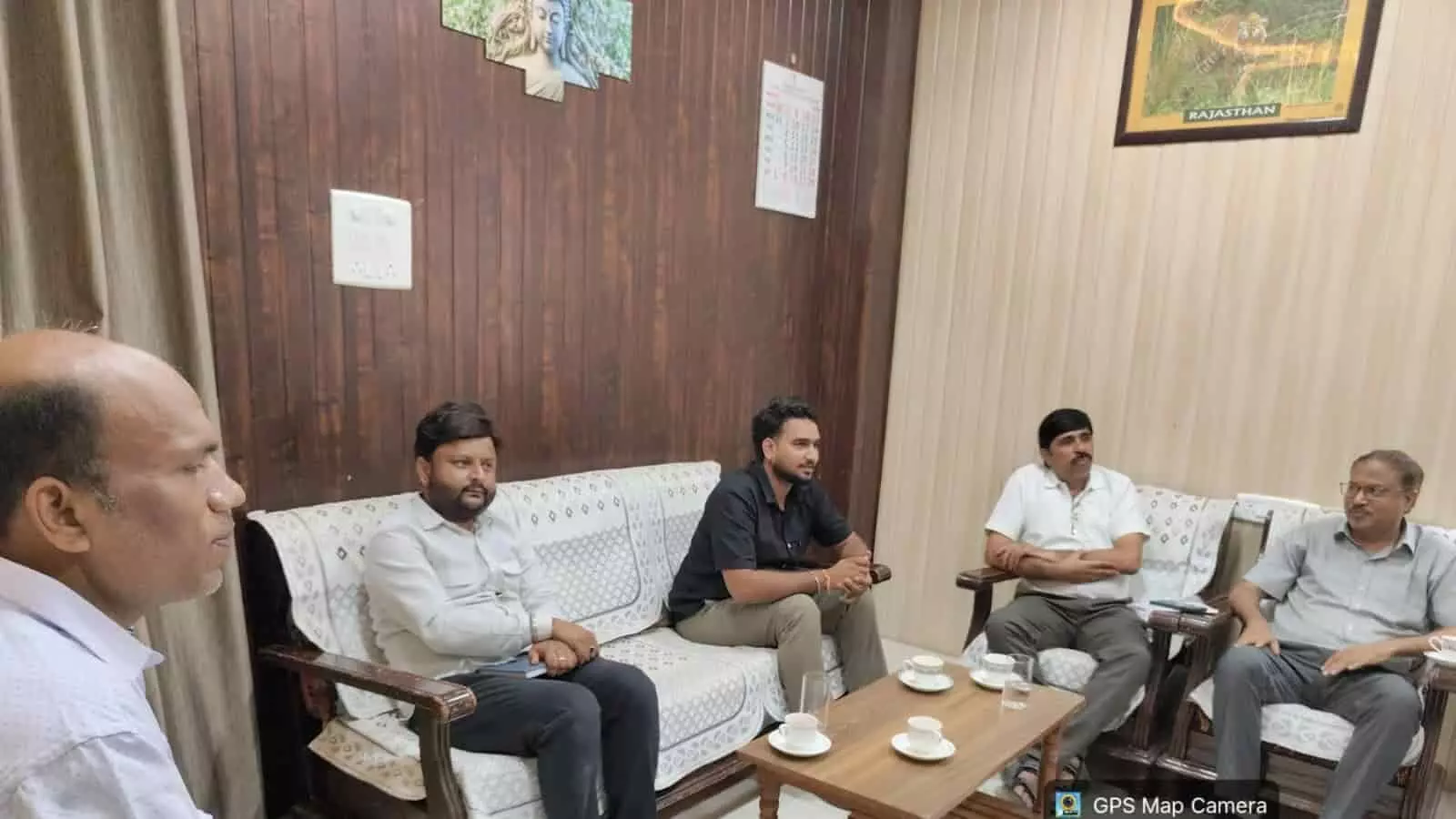 तस्वीर में गंगापुर सिटी कार्यालय में बैठक के दौरान बैठे प्रशासनिक अधिकारी नजर आ रहे हैं। तस्वीर में गंगापुर सिटी कार्यालय में बैठक के दौरान बैठे प्रशासनिक अधिकारी नजर आ रहे हैं।