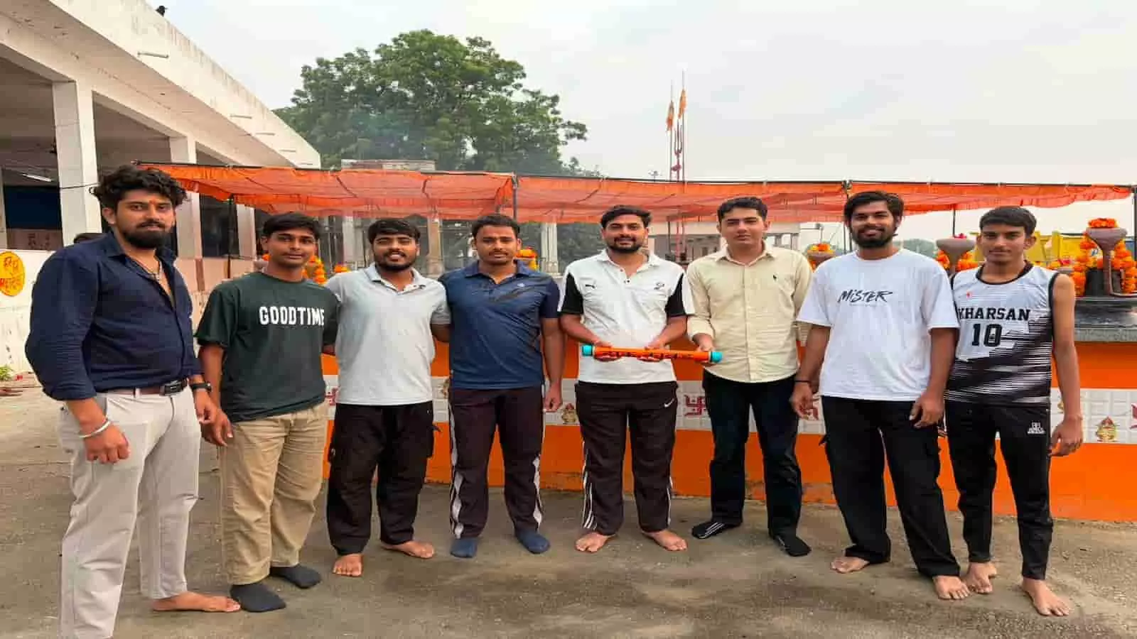 तस्वीर में नीलकंठ महादेव मंदिर के पास खड़े आठ युवा कावड़िए नजर आ रहे हैं। तस्वीर में नीलकंठ महादेव मंदिर के पास खड़े आठ युवा कावड़िए नजर आ रहे हैं।