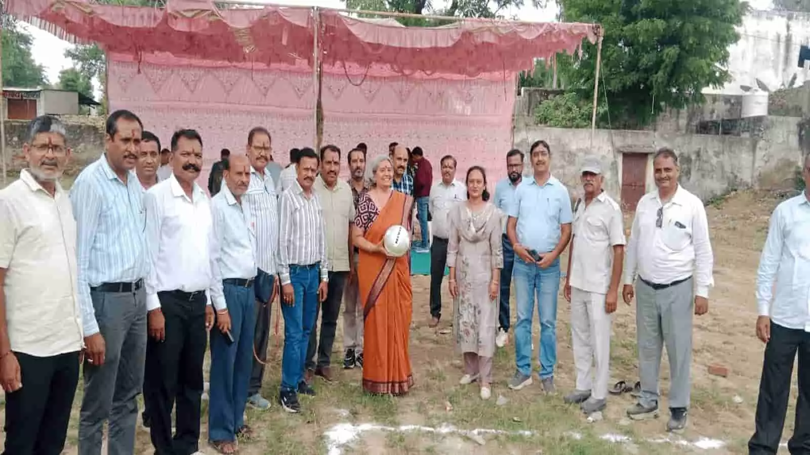 राउमावि घासा में आयोजित शिक्षक खेलकूद प्रतियोगिता के उद्घाटन समारोह में उपस्थित शिक्षक और अतिथि। राउमावि घासा में आयोजित शिक्षक खेलकूद प्रतियोगिता के उद्घाटन समारोह में उपस्थित शिक्षक और अतिथि।