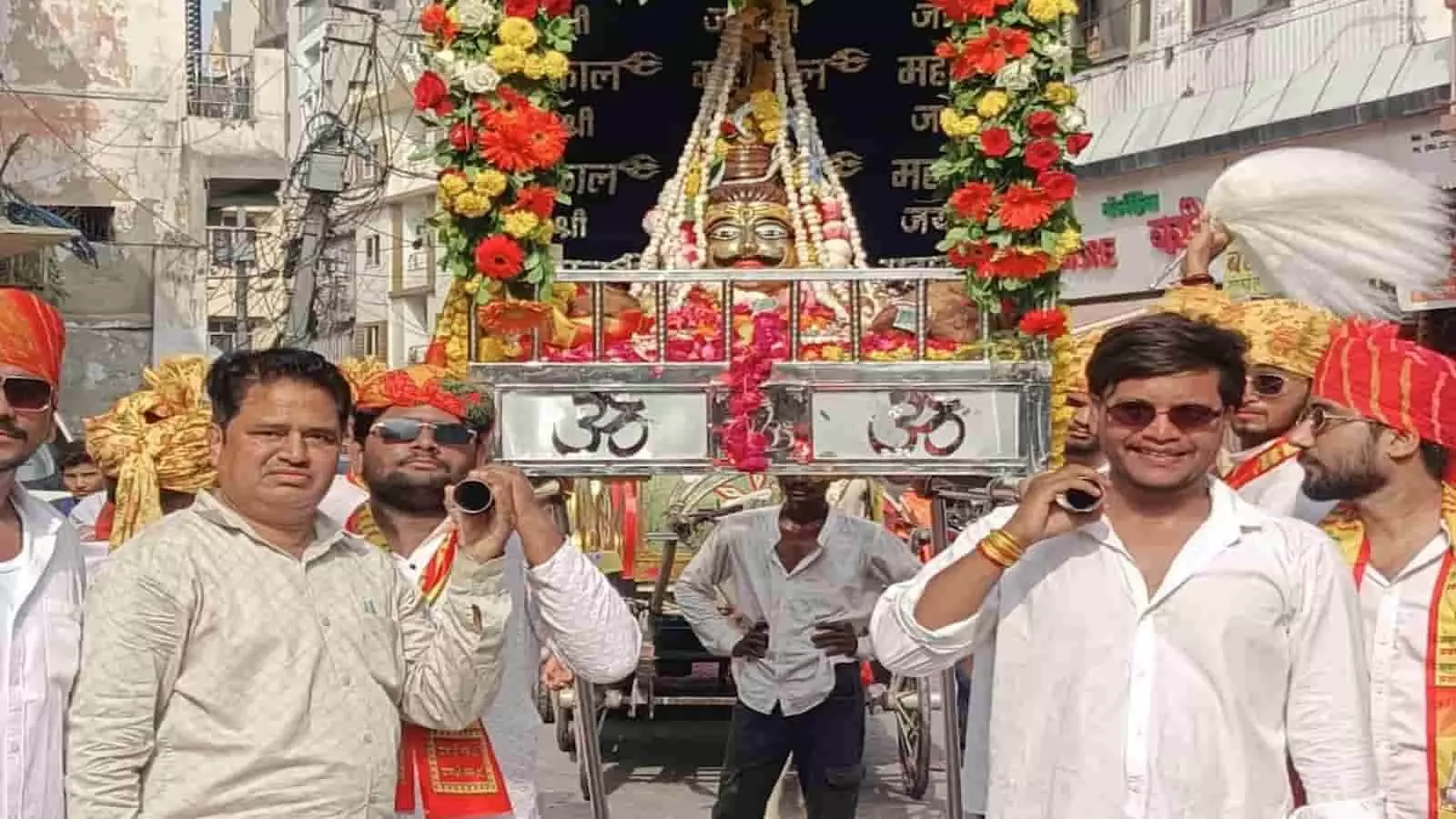 तस्वीर में कोटा की सड़क पर श्रद्धालुओं द्वारा कंधों पर उठाई गई महादेव की फूलों से सजी पालकी दिख रही है। तस्वीर में कोटा की सड़क पर श्रद्धालुओं द्वारा कंधों पर उठाई गई महादेव की फूलों से सजी पालकी दिख रही है।