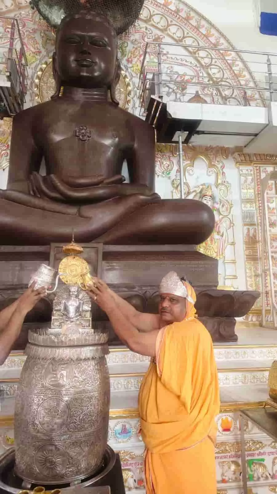 तस्वीर में एक श्रद्धालु नसियाजी दादाबाड़ी मंदिर में जिनेन्द्र भगवान की मूर्ति पर शांतिधारा कर रहे हैं। तस्वीर में एक श्रद्धालु नसियाजी दादाबाड़ी मंदिर में जिनेन्द्र भगवान की मूर्ति पर शांतिधारा कर रहे हैं।