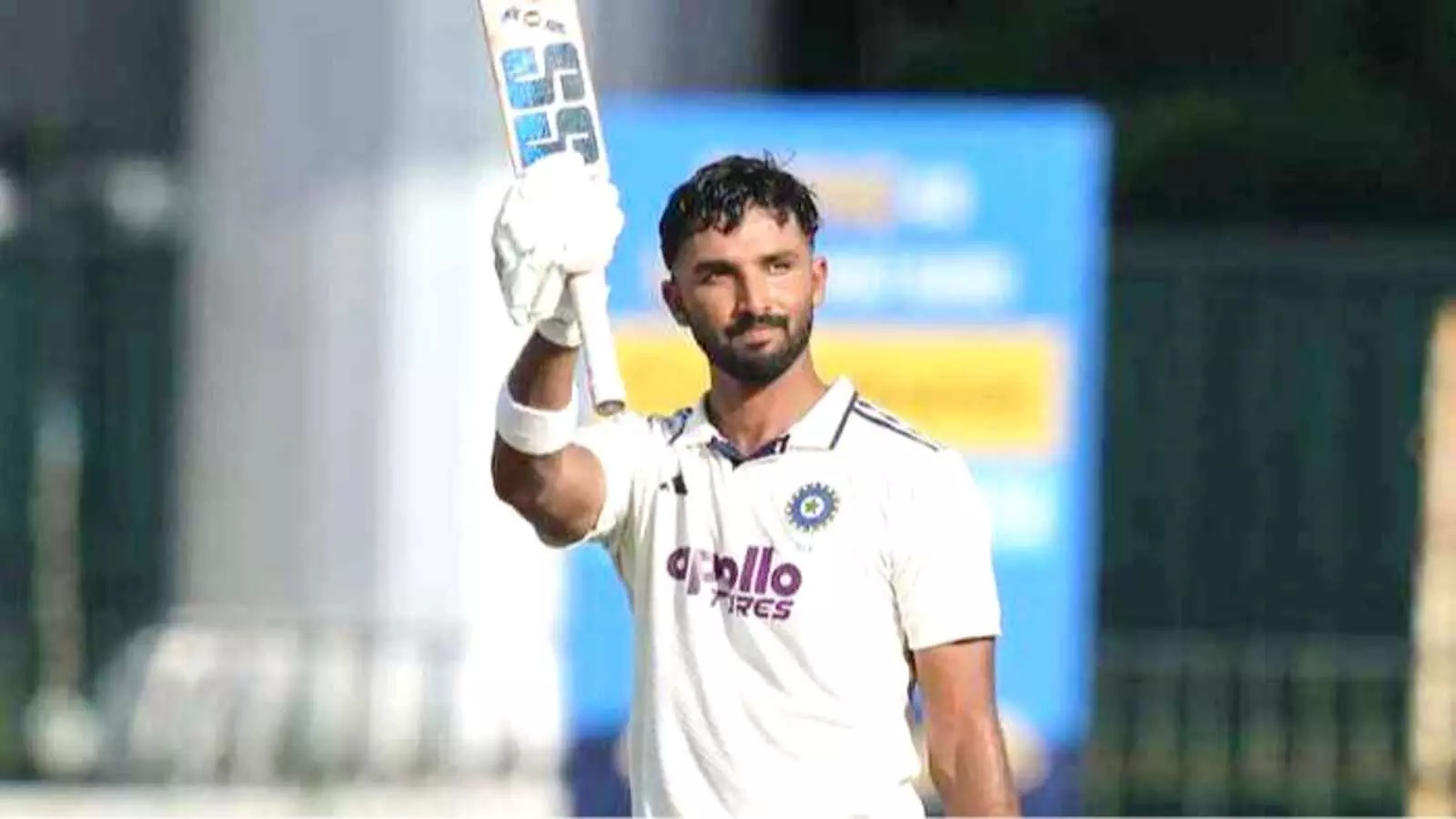 क्रिकेट मैच के दौरान भारतीय जर्सी में नजर आ रहे युवा खिलाड़ी का मैदान पर प्रदर्शन। क्रिकेट मैच के दौरान भारतीय जर्सी में नजर आ रहे युवा खिलाड़ी का मैदान पर प्रदर्शन।
