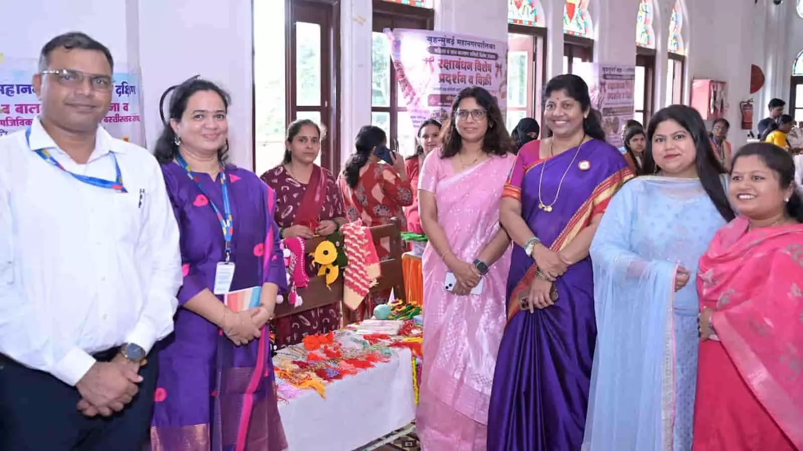 तस्वीर में बीएमसी मुख्यालय की राखी प्रदर्शनी में खड़े अधिकारी और लोग दिख रहे हैं। तस्वीर में बीएमसी मुख्यालय की राखी प्रदर्शनी में खड़े अधिकारी और लोग दिख रहे हैं।