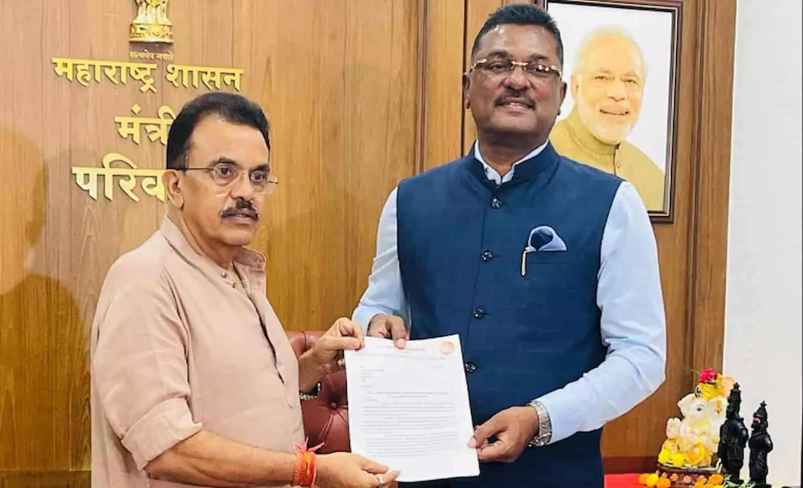 तस्वीर में बाएं से शिवसेना नेता संजय निरुपम और परिवहन मंत्री प्रताप सरनाईक बैठक में दिख रहे हैं। तस्वीर में बाएं से शिवसेना नेता संजय निरुपम और परिवहन मंत्री प्रताप सरनाईक बैठक में दिख रहे हैं।