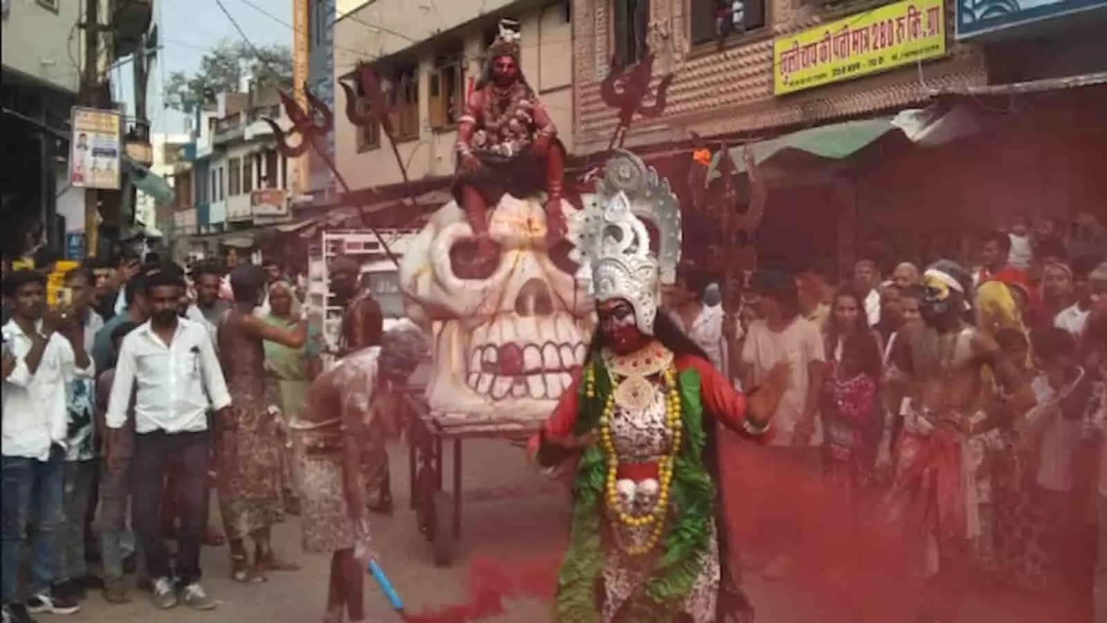 बेगूं नगर की सड़क पर भगवान महाकाल की सवारी और झांकी के दौरान प्रदर्शन करते कलाकार। बेगूं नगर की सड़क पर भगवान महाकाल की सवारी और झांकी के दौरान प्रदर्शन करते कलाकार।