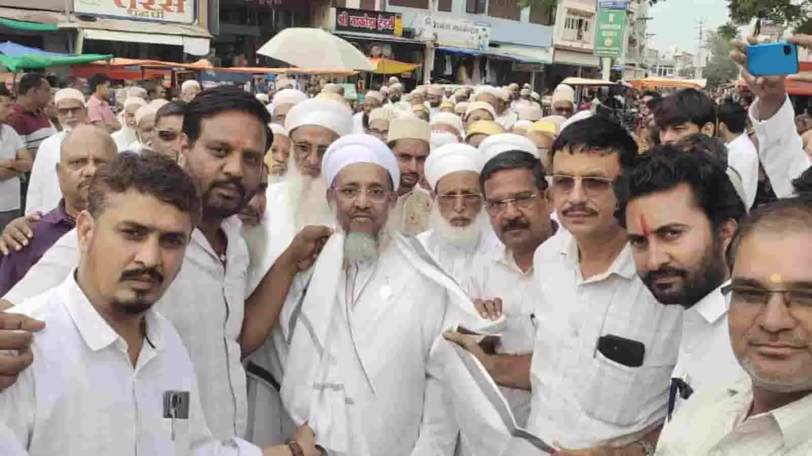 तस्वीर में बड़ीसादड़ी बाजार में एकत्रित लोग और नेता नजर आ रहे हैं। तस्वीर में बड़ीसादड़ी बाजार में एकत्रित लोग और नेता नजर आ रहे हैं।