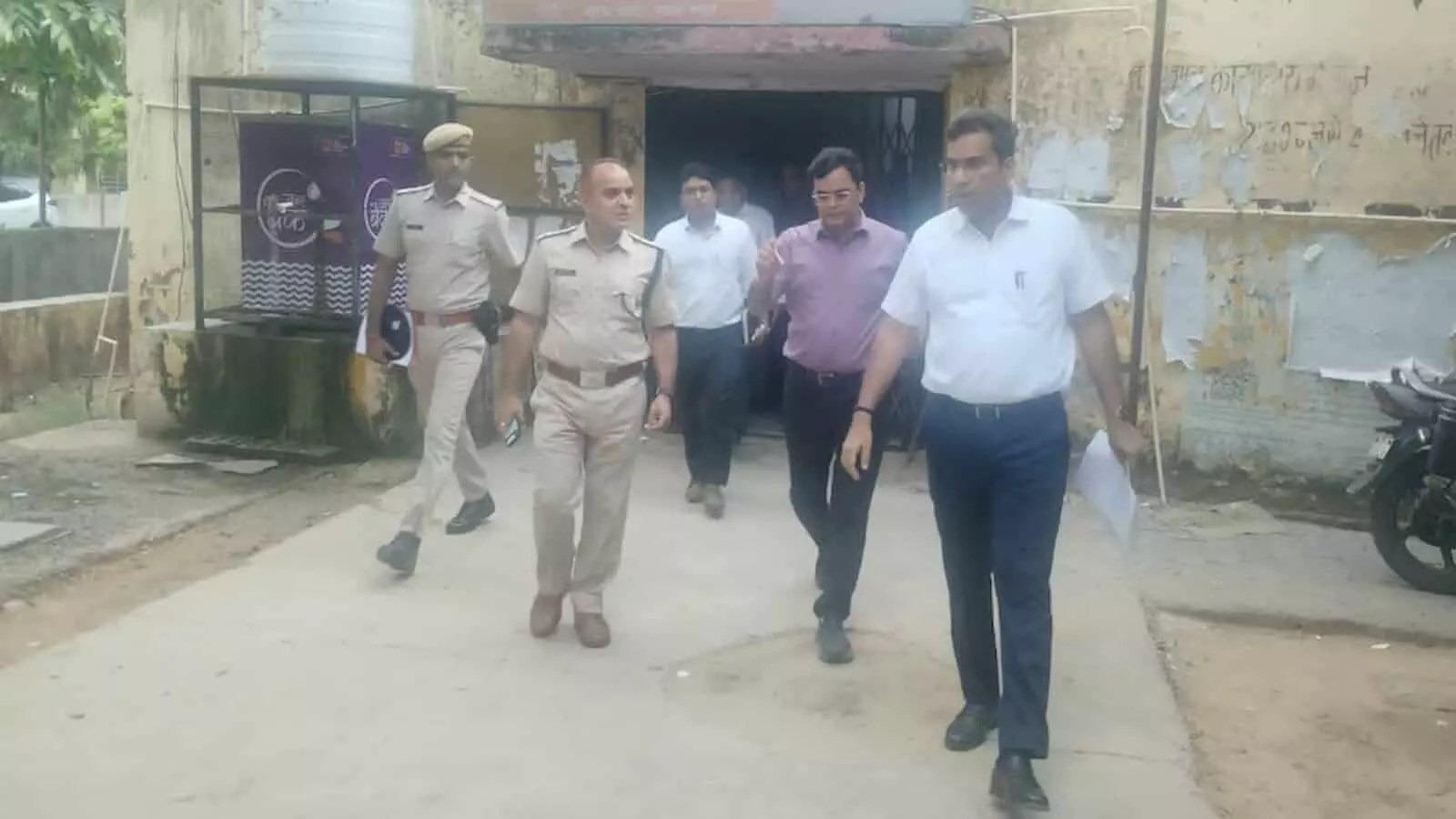 तस्वीर में जिला कलक्टर और पुलिस अधिकारी शाहपुरा में चुनाव व्यवस्थाओं का निरीक्षण कर रहे हैं। तस्वीर में जिला कलक्टर और पुलिस अधिकारी शाहपुरा में चुनाव व्यवस्थाओं का निरीक्षण कर रहे हैं।