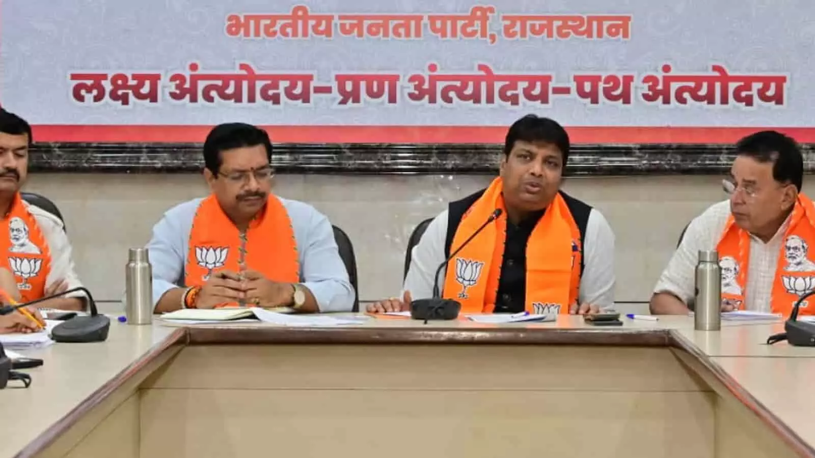 तस्वीर में भाजपा प्रदेश कार्यालय में बैठक के दौरान बैठे नेता नजर आ रहे हैं। तस्वीर में भाजपा प्रदेश कार्यालय में बैठक के दौरान बैठे नेता नजर आ रहे हैं।