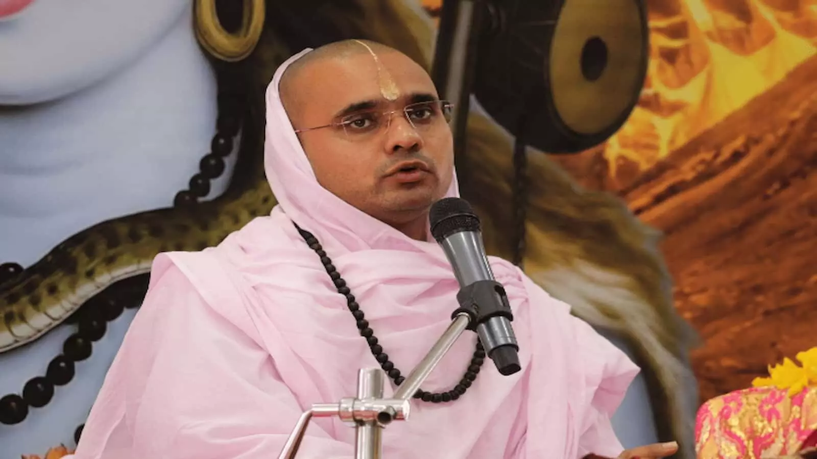 तस्वीर में संत दिग्विजय राम महाराज चित्तौड़गढ़ में माइक पर प्रवचन देते हुए दिख रहे हैं। तस्वीर में संत दिग्विजय राम महाराज चित्तौड़गढ़ में माइक पर प्रवचन देते हुए दिख रहे हैं।