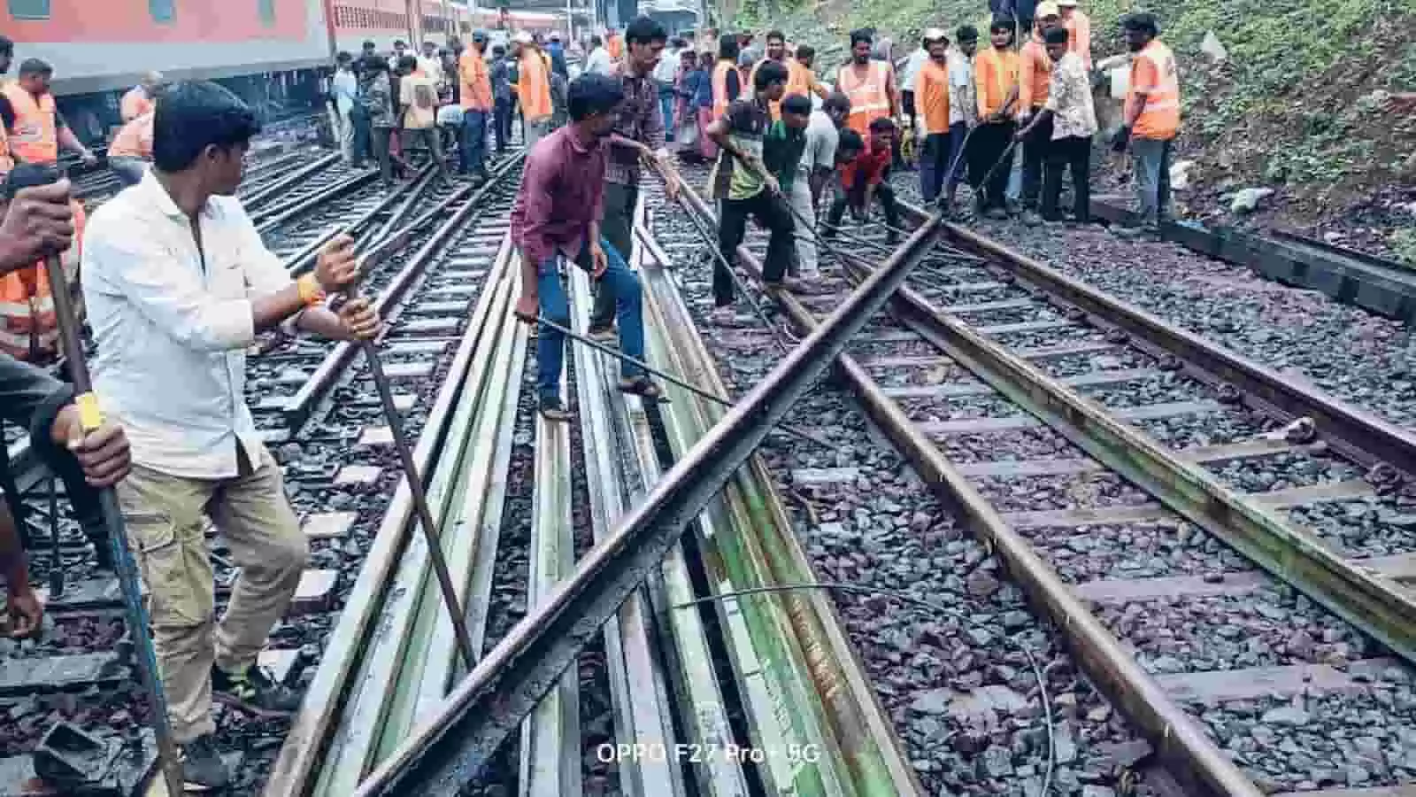 रेलवे कर्मचारी पुणे यार्ड में ट्रैक उन्नयन और रखरखाव का कार्य कर रहे हैं। रेलवे कर्मचारी पुणे यार्ड में ट्रैक उन्नयन और रखरखाव का कार्य कर रहे हैं।