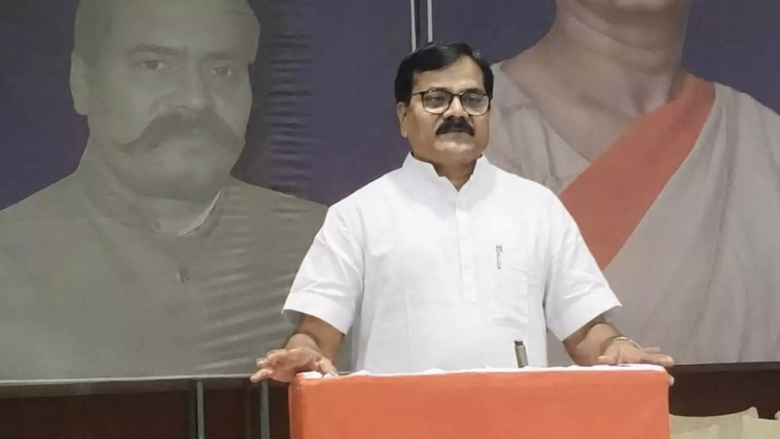 : तस्वीर में आरबी सिंह पटेल मंच पर खड़े होकर संबोधित कर रहे हैं। : तस्वीर में आरबी सिंह पटेल मंच पर खड़े होकर संबोधित कर रहे हैं।