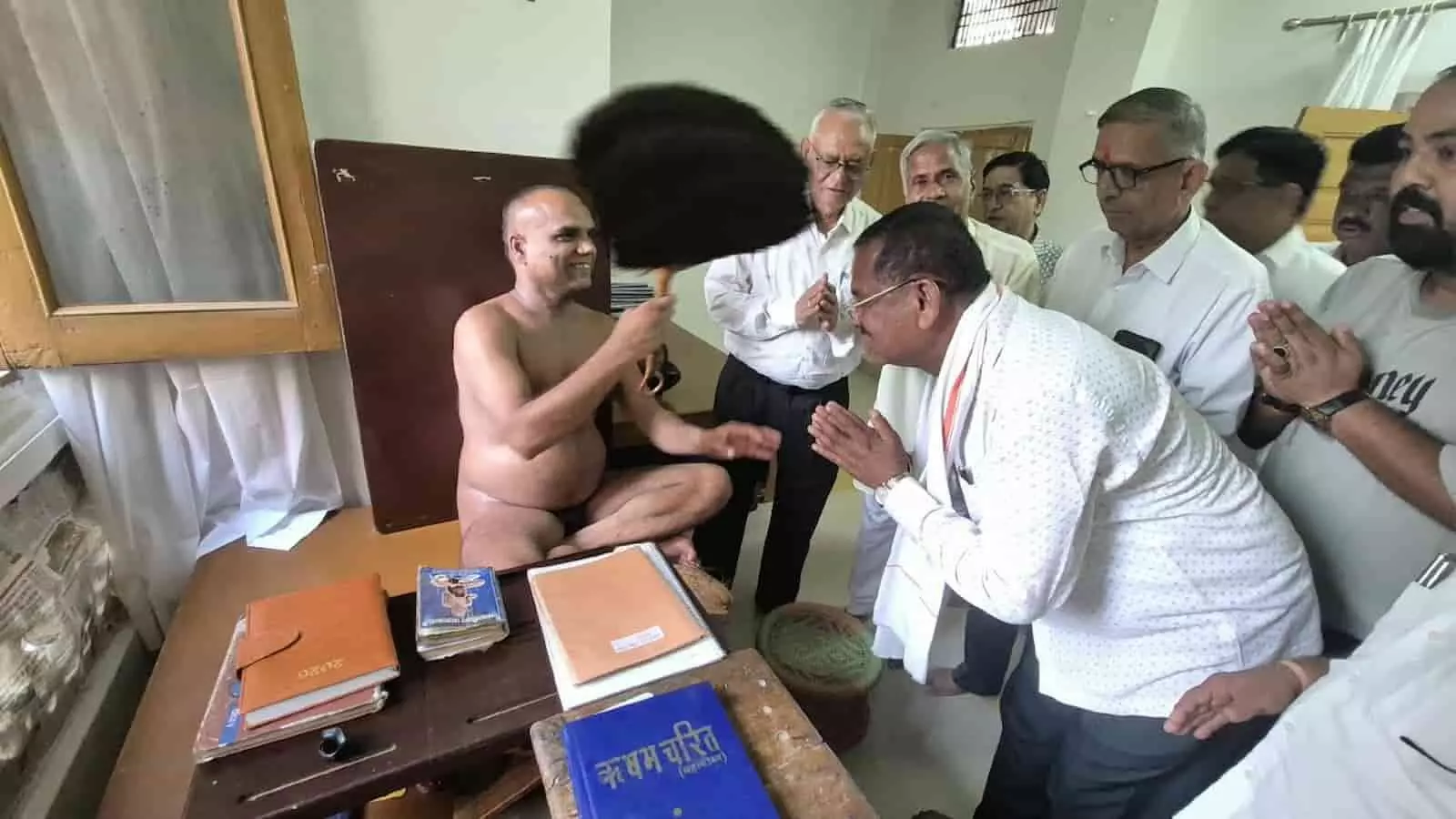 ऋषभदेव के मंदिर में उपाध्याय शुभम सागर जी से आशीर्वाद लेते पूर्व सांसद रघुवीर सिंह मीणा। ऋषभदेव के मंदिर में उपाध्याय शुभम सागर जी से आशीर्वाद लेते पूर्व सांसद रघुवीर सिंह मीणा।