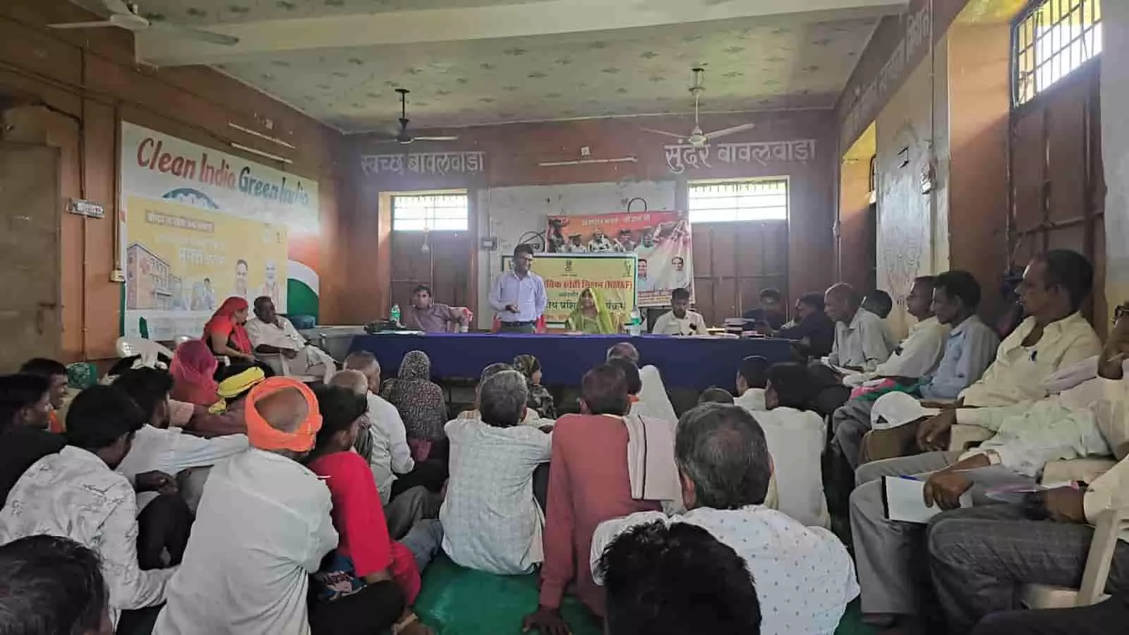 कातर ग्राम पंचायत हॉल में किसानों को प्राकृतिक खेती का प्रशिक्षण देते हुए वक्ता। कातर ग्राम पंचायत हॉल में किसानों को प्राकृतिक खेती का प्रशिक्षण देते हुए वक्ता।