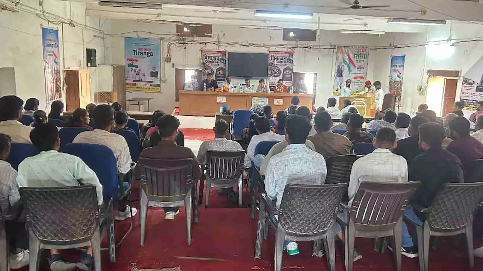 तस्वीर में खेरवाड़ा के पंचायत समिति सभागार में पशुपालन विभाग की बैठक में बैठे अधिकारी और कार्मिक दिख रहे हैं। तस्वीर में खेरवाड़ा के पंचायत समिति सभागार में पशुपालन विभाग की बैठक में बैठे अधिकारी और कार्मिक दिख रहे हैं।