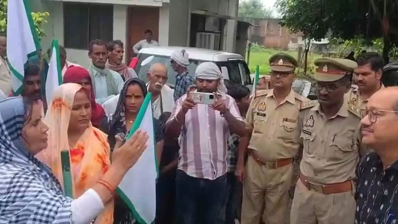 तस्वीर में गौरीगंज PWD कार्यालय के बाहर प्रदर्शन करतीं जनकल्याण समिति की अध्यक्ष रीता सिंह और स्थानीय ग्रामीण। तस्वीर में गौरीगंज PWD कार्यालय के बाहर प्रदर्शन करतीं जनकल्याण समिति की अध्यक्ष रीता सिंह और स्थानीय ग्रामीण।