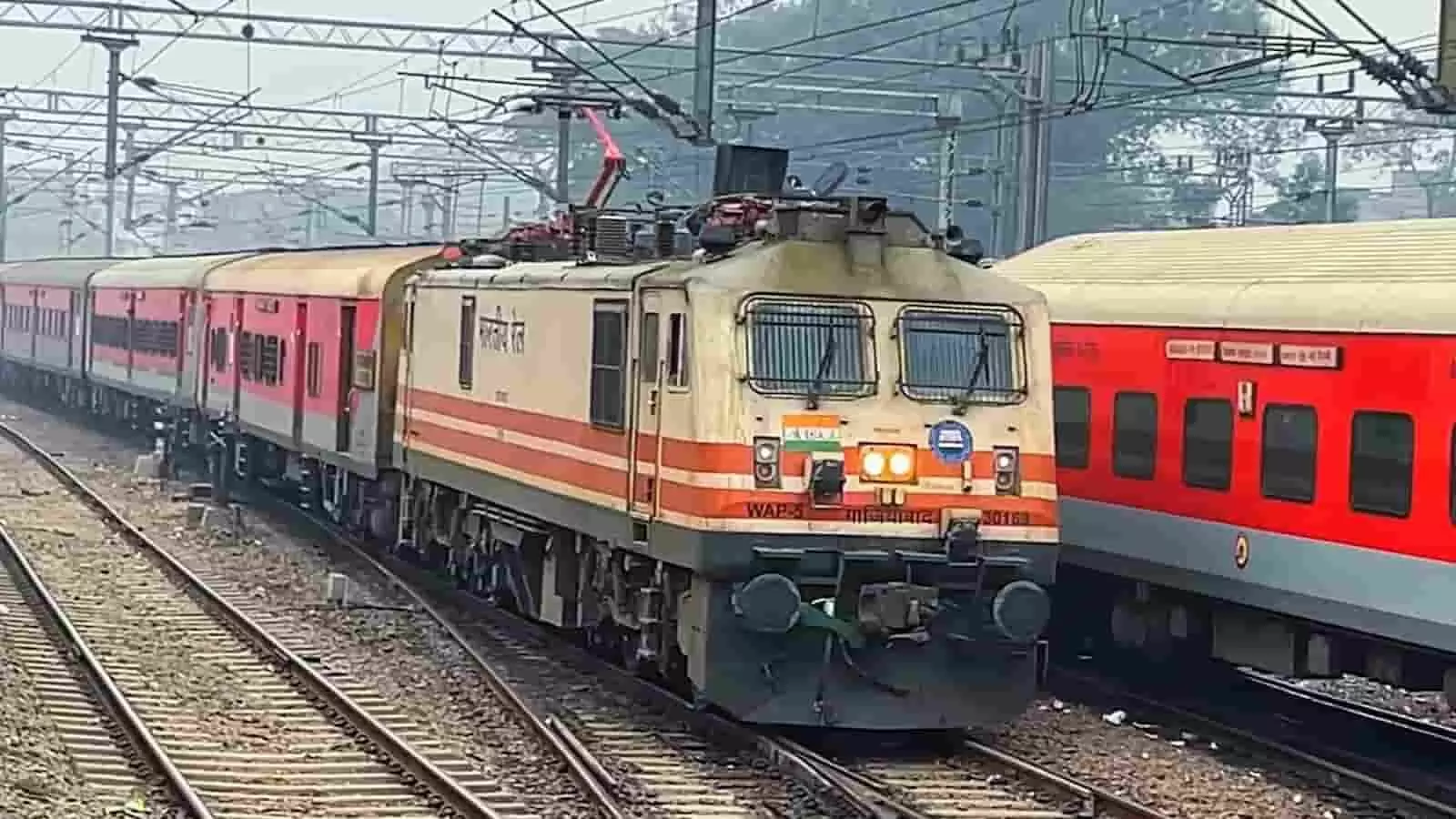 तस्वीर में रेलवे ट्रैक पर खड़ी एक भारतीय रेलगाड़ी और उसका इंजन दिखाई दे रहा है। तस्वीर में रेलवे ट्रैक पर खड़ी एक भारतीय रेलगाड़ी और उसका इंजन दिखाई दे रहा है।