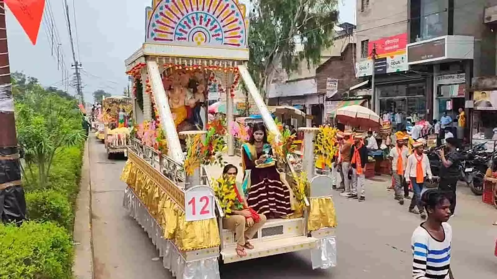 एटा में शोभायात्रा के दौरान पारंपरिक सांस्कृतिक झांकी और कलाकार सड़क पर नजर आ रहे हैं। एटा में शोभायात्रा के दौरान पारंपरिक सांस्कृतिक झांकी और कलाकार सड़क पर नजर आ रहे हैं।
