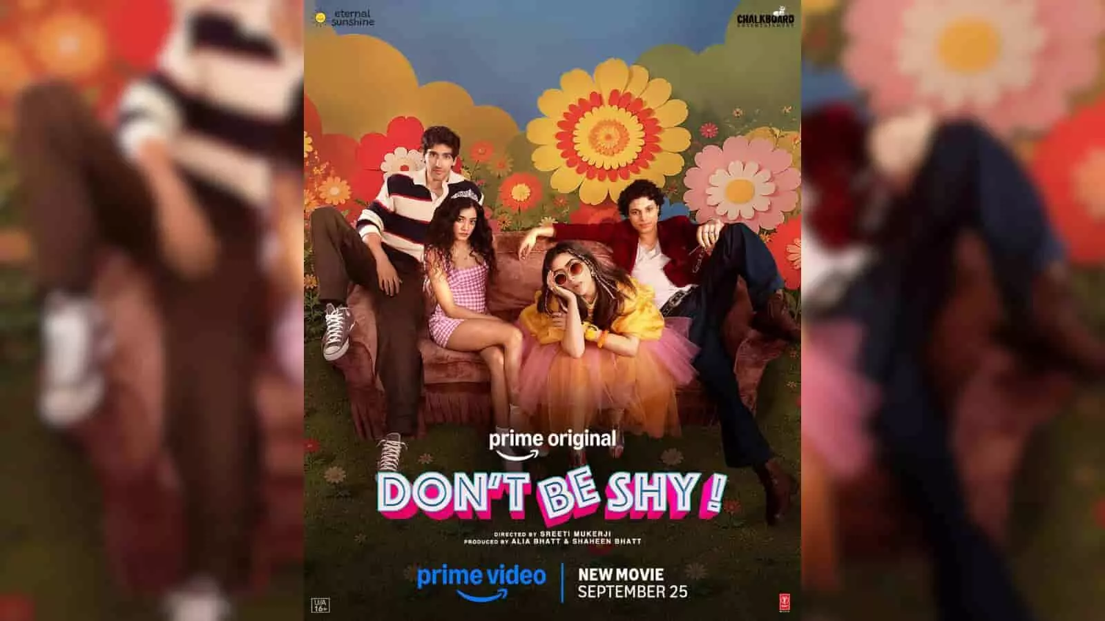 तस्वीर में सोफे पर बैठे हुए फिल्म डोंट बी शाइ के मुख्य कलाकार दिख रहे हैं। तस्वीर में सोफे पर बैठे हुए फिल्म डोंट बी शाइ के मुख्य कलाकार दिख रहे हैं।
