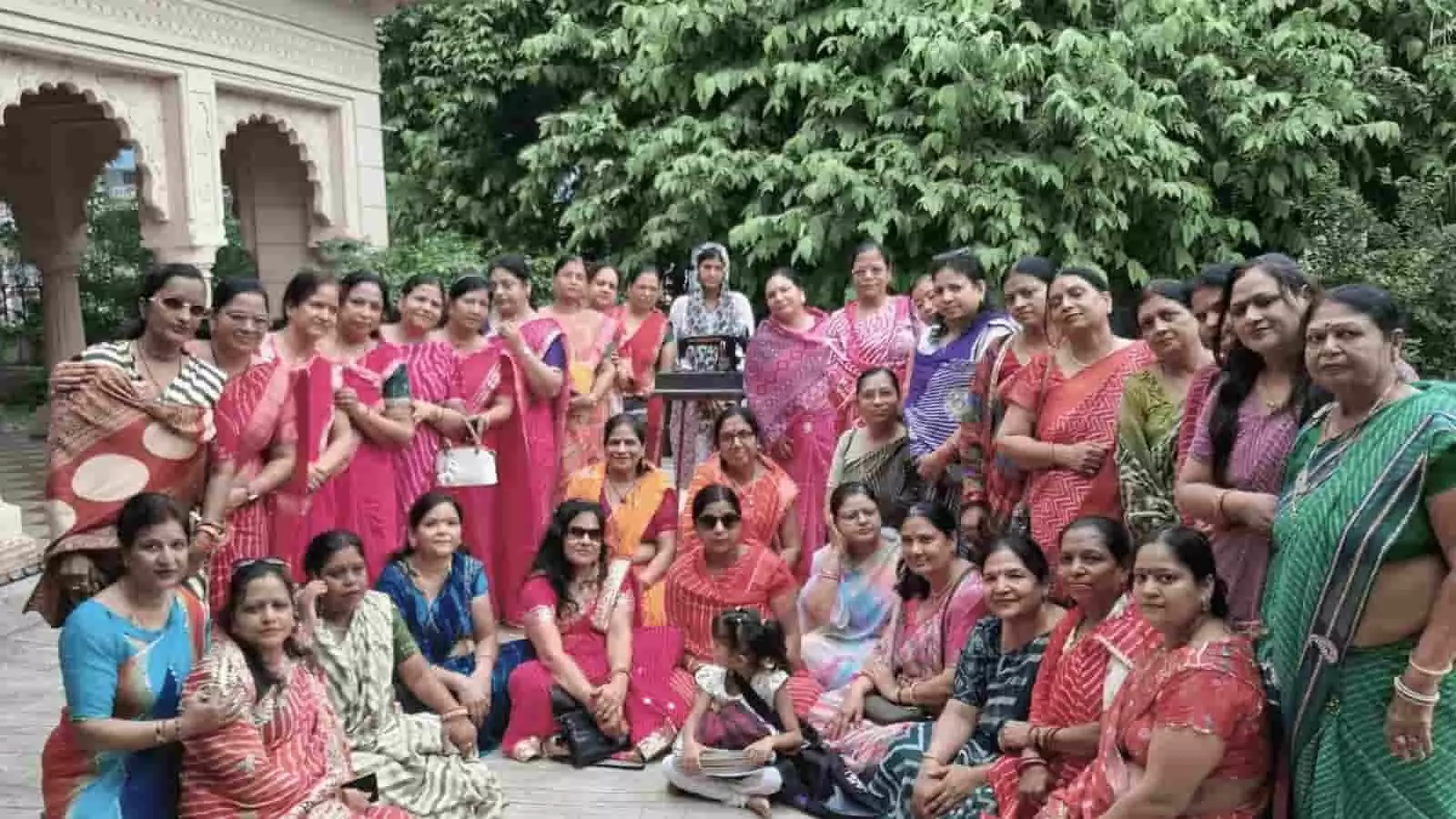 तस्वीर में अखिल भारतीय अग्रवाल महिला संगठन बारां की सदस्य महिलाएं एक साथ खड़ी और बैठी हुई दिखाई दे रही हैं। तस्वीर में अखिल भारतीय अग्रवाल महिला संगठन बारां की सदस्य महिलाएं एक साथ खड़ी और बैठी हुई दिखाई दे रही हैं।