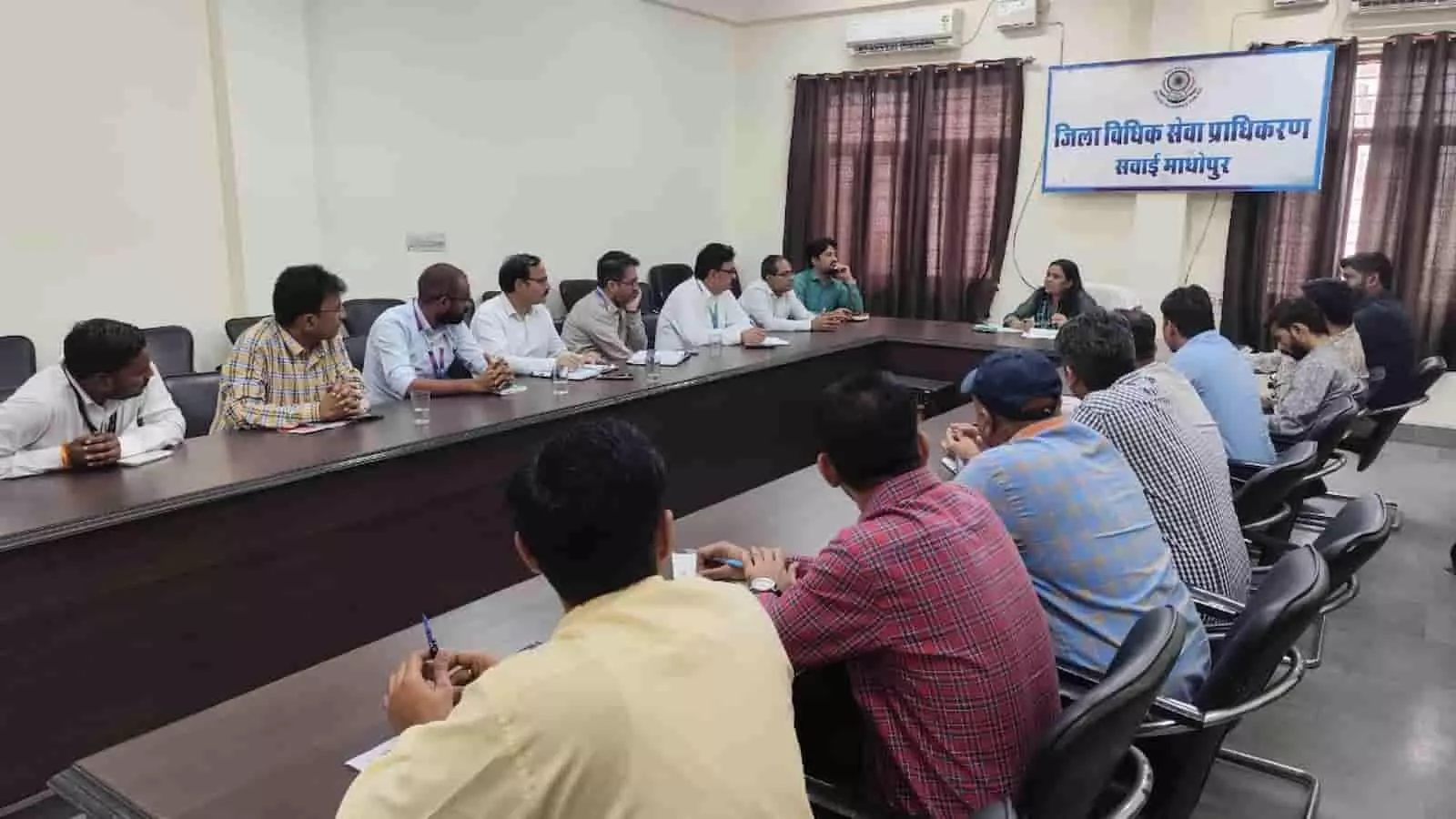 सवाई माधोपुर में राष्ट्रीय लोक अदालत की तैयारियों को लेकर बैठक में बैठे बैंक प्रतिनिधि। सवाई माधोपुर में राष्ट्रीय लोक अदालत की तैयारियों को लेकर बैठक में बैठे बैंक प्रतिनिधि।