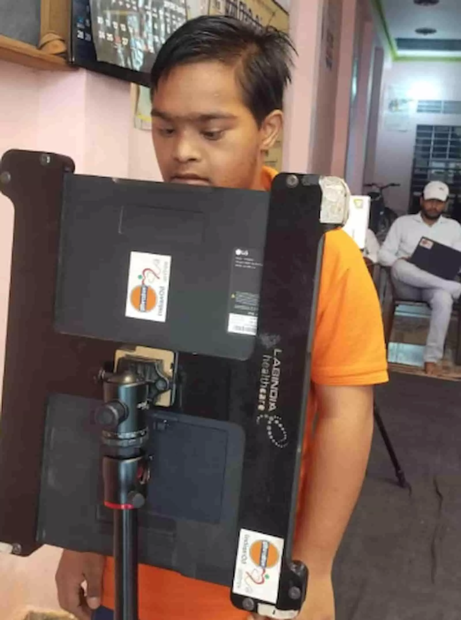 तस्वीर में सवाई माधोपुर के विद्यालय में जांच उपकरण के सामने खड़ा दिव्यांग छात्र दिखाई दे रहा है। तस्वीर में सवाई माधोपुर के विद्यालय में जांच उपकरण के सामने खड़ा दिव्यांग छात्र दिखाई दे रहा है।