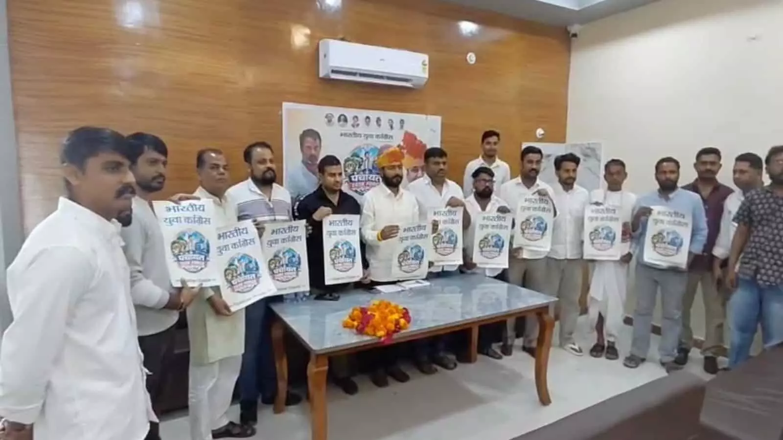 तस्वीर में जनापुर चौराहे के होटल में पंचायत टास्क फोर्स के पोस्टर के साथ खड़े युवा कांग्रेस के नेता और कार्यकर्ता। तस्वीर में जनापुर चौराहे के होटल में पंचायत टास्क फोर्स के पोस्टर के साथ खड़े युवा कांग्रेस के नेता और कार्यकर्ता।