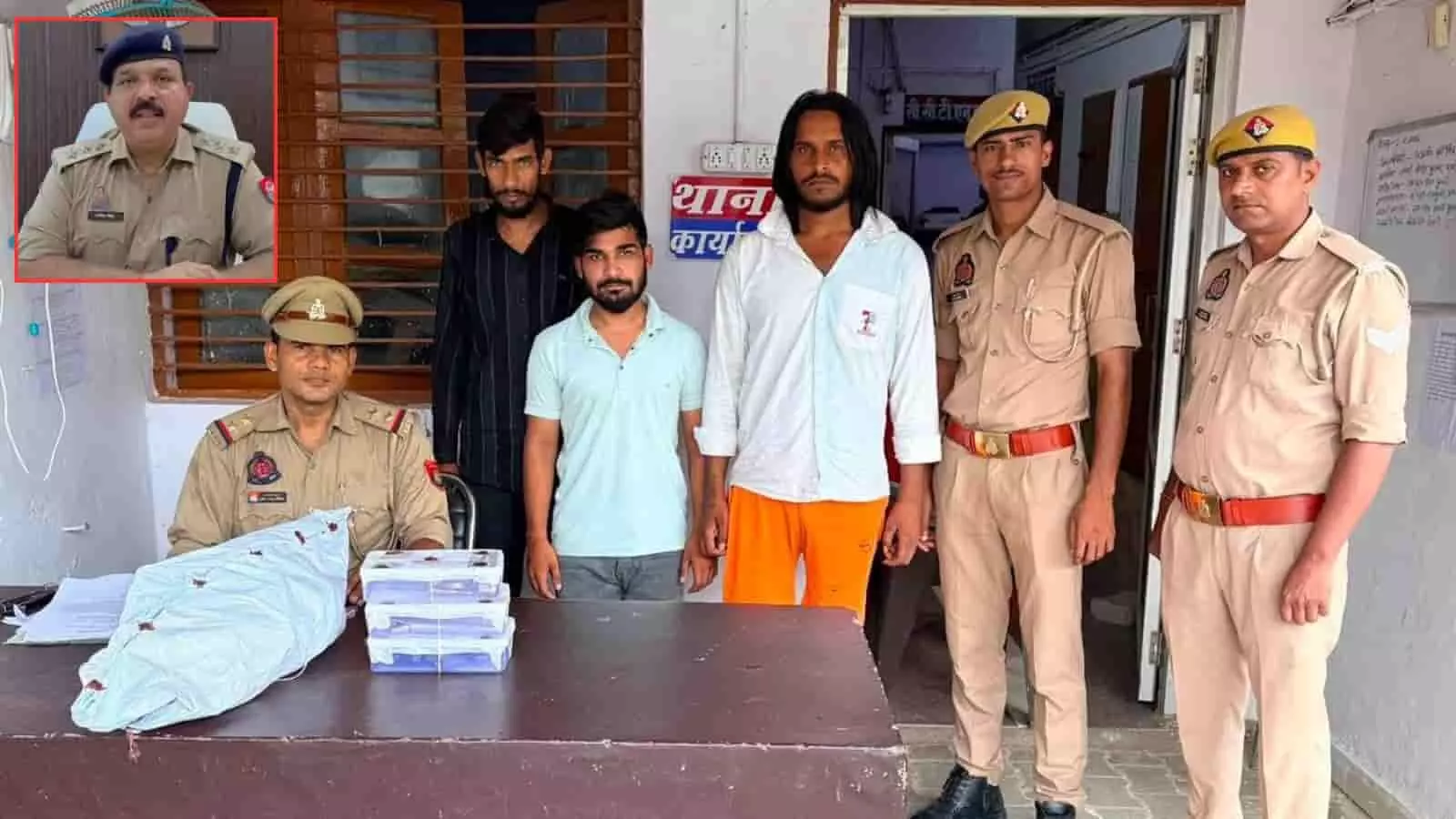 एटा के थाना जैथरा में पुलिस हिरासत में खड़े गिरफ्तार किए गए तीन आरोपी एटा के थाना जैथरा में पुलिस हिरासत में खड़े गिरफ्तार किए गए तीन आरोपी