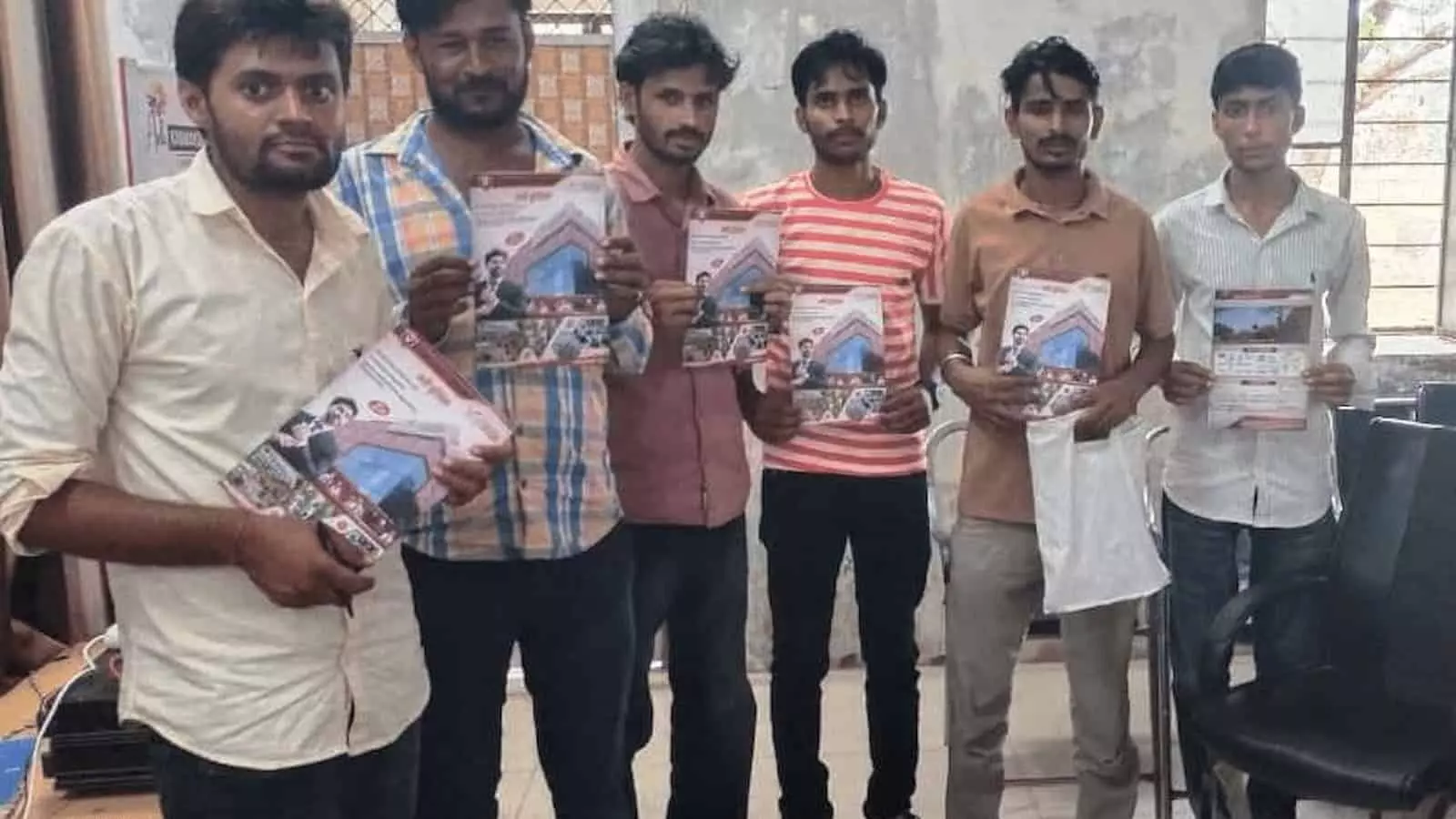 तस्वीर में बामनवास में एसआईएस सिक्योरिटी कैंप के दौरान पर्चे दिखाते युवा नजर आ रहे हैं। तस्वीर में बामनवास में एसआईएस सिक्योरिटी कैंप के दौरान पर्चे दिखाते युवा नजर आ रहे हैं।