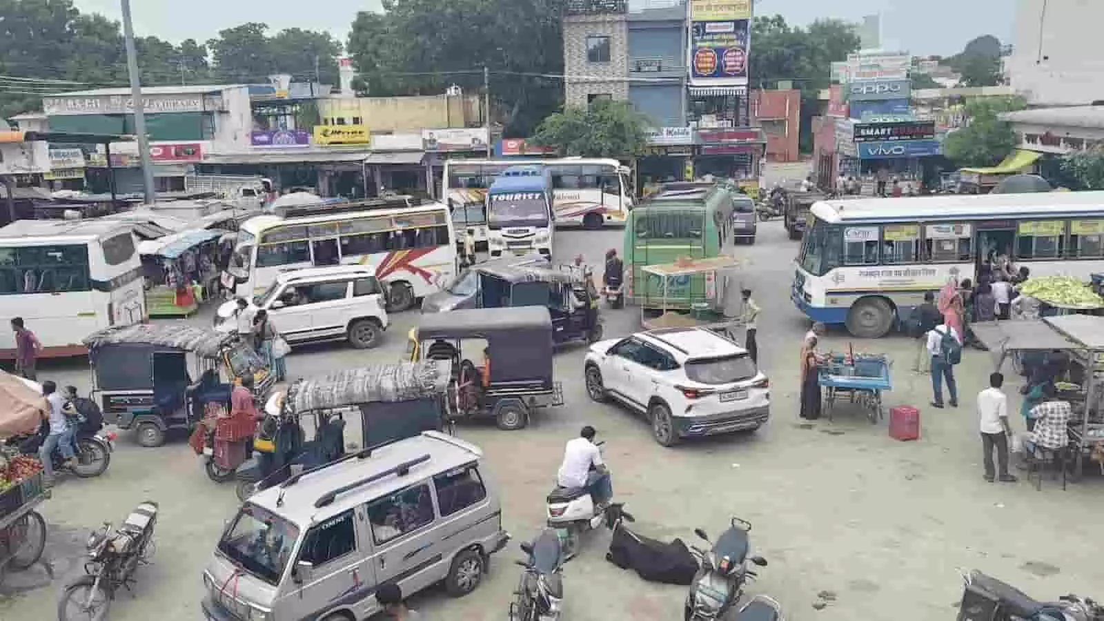 तस्वीर में गंगापुर बस स्टैंड पर खड़े वाहन और बाजार की भीड़भाड़ दिख रही है। तस्वीर में गंगापुर बस स्टैंड पर खड़े वाहन और बाजार की भीड़भाड़ दिख रही है।