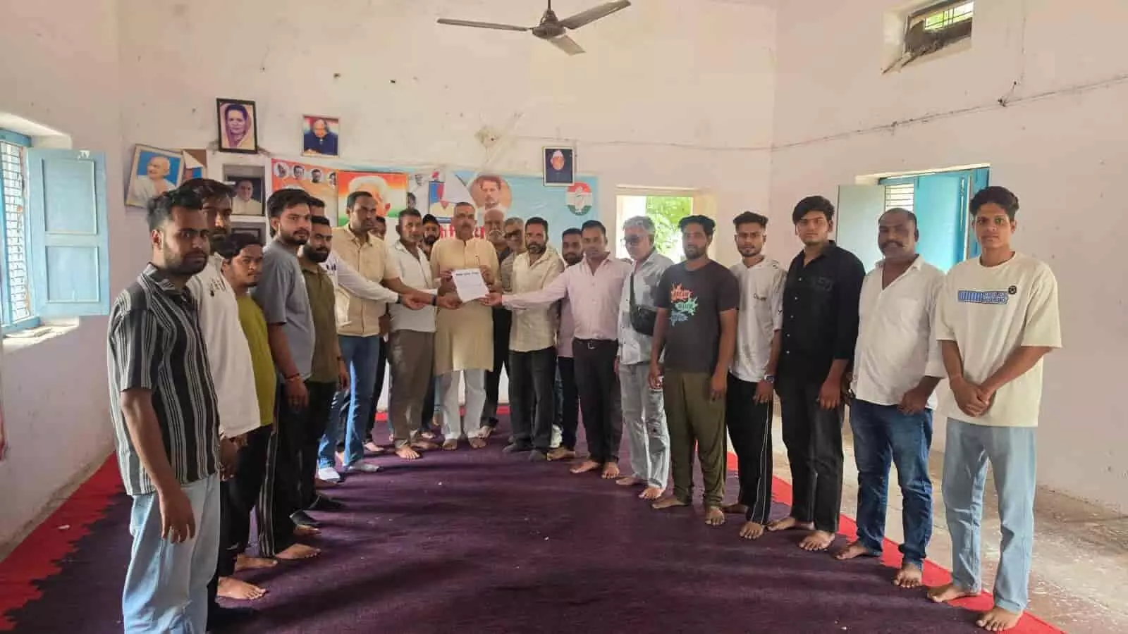 तस्वीर में खटीक समाज के लोग गंगापुर में राजनीतिक नेताओं को ज्ञापन सौंप रहे हैं। तस्वीर में खटीक समाज के लोग गंगापुर में राजनीतिक नेताओं को ज्ञापन सौंप रहे हैं।