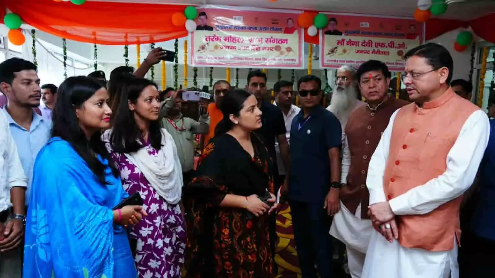 मुख्यमंत्री पुष्कर सिंह धामी सचिवालय में स्वयं सहायता समूहों द्वारा लगाए गए स्टालों का निरीक्षण कर रहे हैं। मुख्यमंत्री पुष्कर सिंह धामी सचिवालय में स्वयं सहायता समूहों द्वारा लगाए गए स्टालों का निरीक्षण कर रहे हैं।