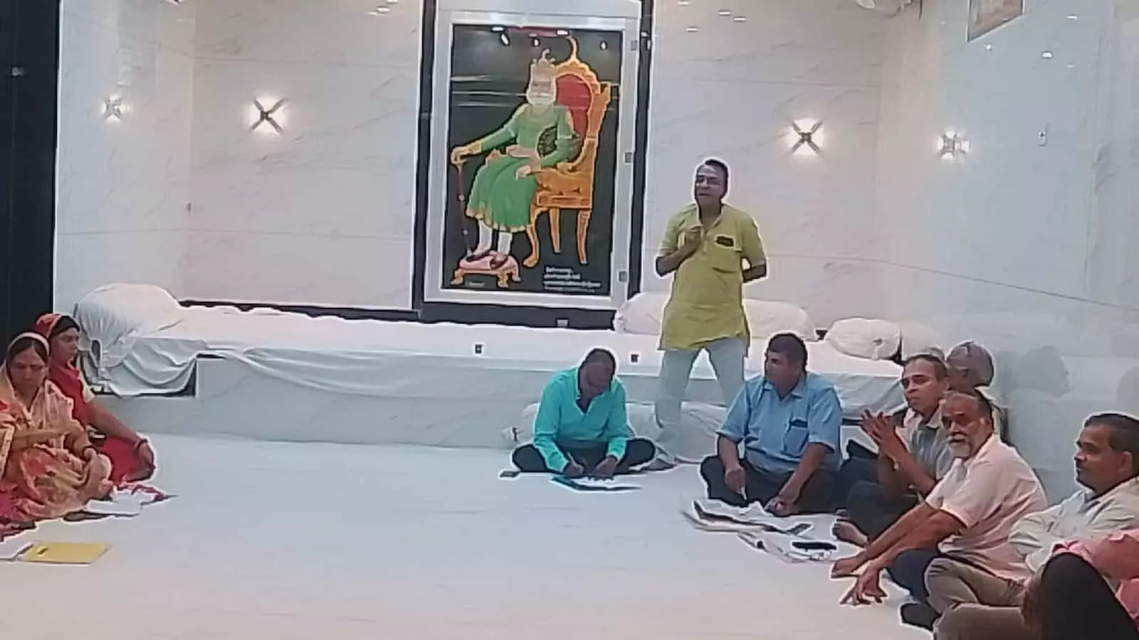 तस्वीर में गंगापुर सिटी में अग्रवाल धर्मशाला में बैठक के दौरान चर्चा करते हुए सवर्ण समाज के लोग। तस्वीर में गंगापुर सिटी में अग्रवाल धर्मशाला में बैठक के दौरान चर्चा करते हुए सवर्ण समाज के लोग।