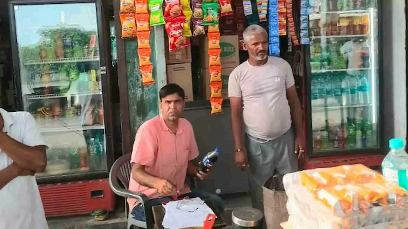 तस्वीर में भीलवाड़ा की दुकान पर जांच करते अधिकारी और खड़े दुकानदार दिख रहे हैं। तस्वीर में भीलवाड़ा की दुकान पर जांच करते अधिकारी और खड़े दुकानदार दिख रहे हैं।