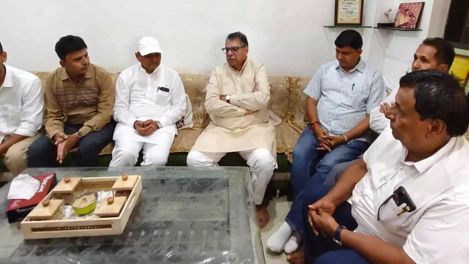 तस्वीर में सतीश पुनिया भीलवाड़ा में पार्टी नेताओं के साथ बैठक कर रहे हैं। तस्वीर में सतीश पुनिया भीलवाड़ा में पार्टी नेताओं के साथ बैठक कर रहे हैं।