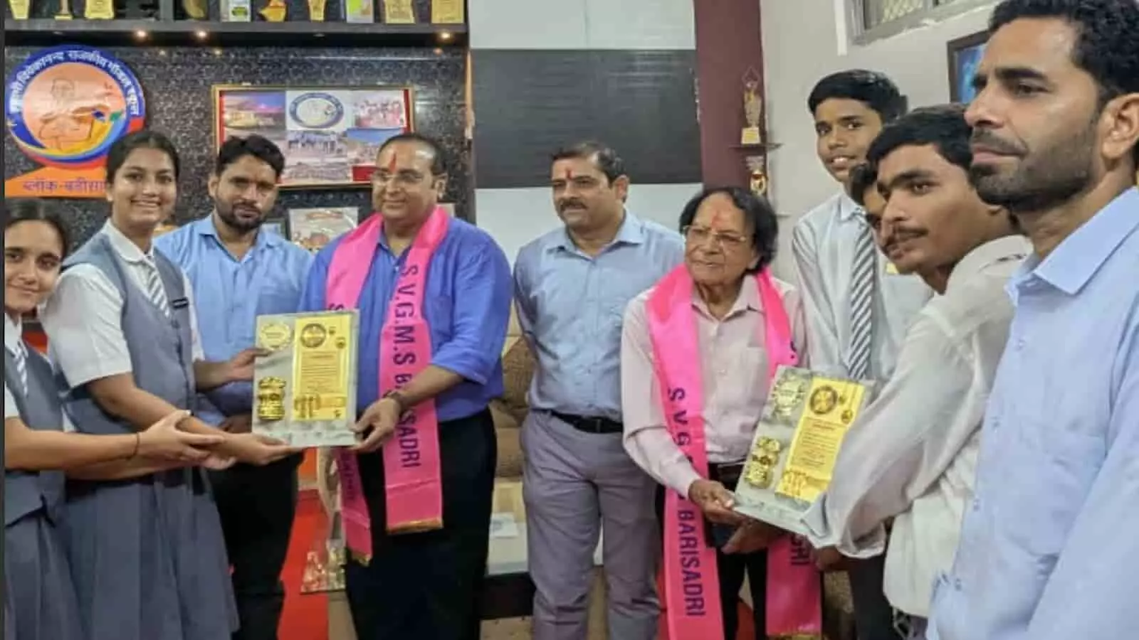 बड़ीसादड़ी मॉडल विद्यालय में अतिथियों द्वारा विद्यार्थियों को सम्मानित किए जाने का दृश्य। बड़ीसादड़ी मॉडल विद्यालय में अतिथियों द्वारा विद्यार्थियों को सम्मानित किए जाने का दृश्य।