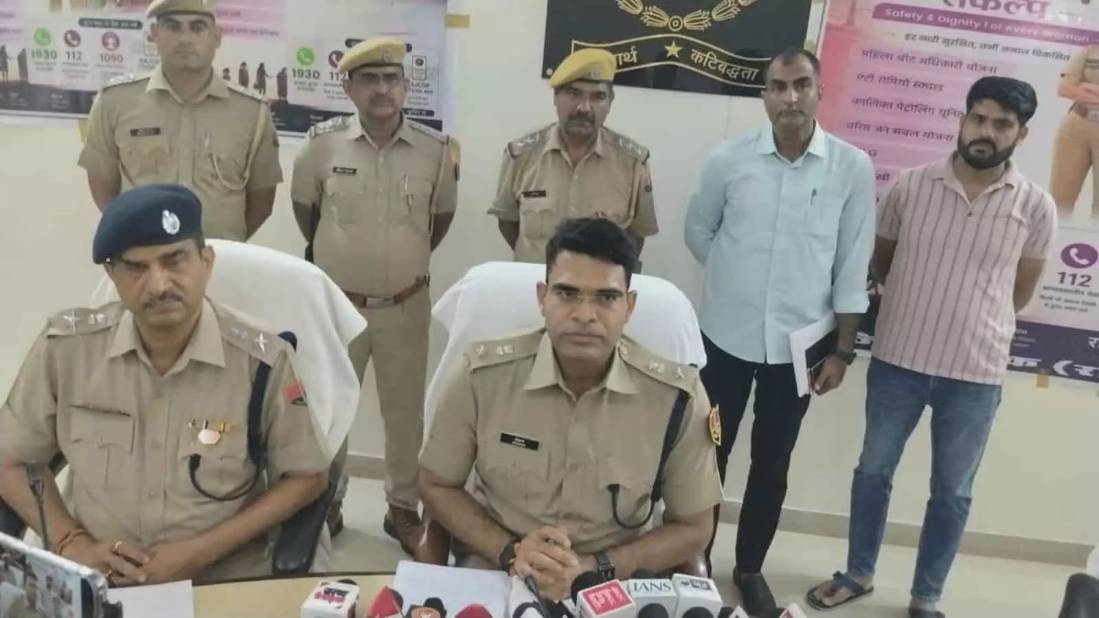 टोंक पुलिस अधिकारी और कर्मी कार्रवाई के संबंध में कार्यालय में खड़े और बैठे हुए दिख रहे हैं। टोंक पुलिस अधिकारी और कर्मी कार्रवाई के संबंध में कार्यालय में खड़े और बैठे हुए दिख रहे हैं।