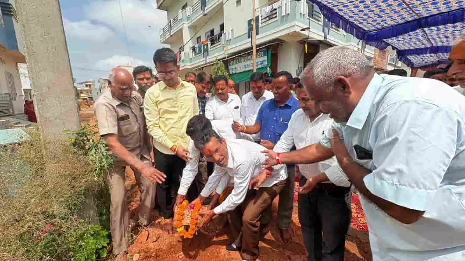 गोगुंदा के अमृत श्री नगर में सड़क विकास कार्यों का शिलान्यास करते स्थानीय जनप्रतिनिधि। गोगुंदा के अमृत श्री नगर में सड़क विकास कार्यों का शिलान्यास करते स्थानीय जनप्रतिनिधि।