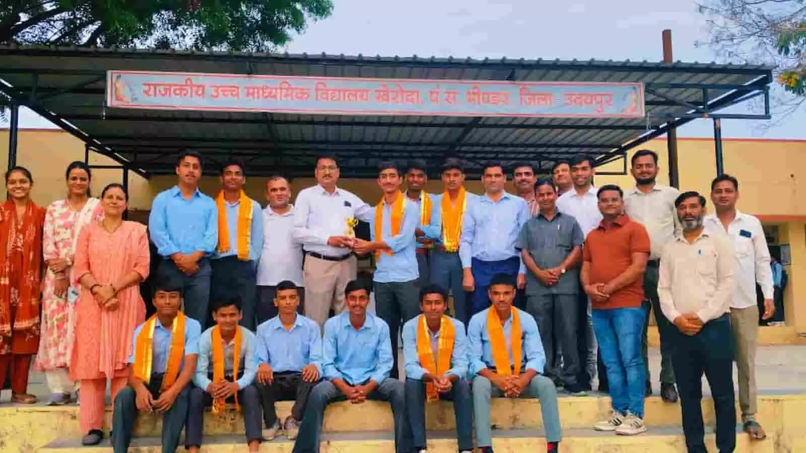 तस्वीर में विजेता क्रिकेट टीम के खिलाड़ी और प्रधानाचार्य विद्यालय परिसर में ट्रॉफी के साथ खड़े हैं। तस्वीर में विजेता क्रिकेट टीम के खिलाड़ी और प्रधानाचार्य विद्यालय परिसर में ट्रॉफी के साथ खड़े हैं।
