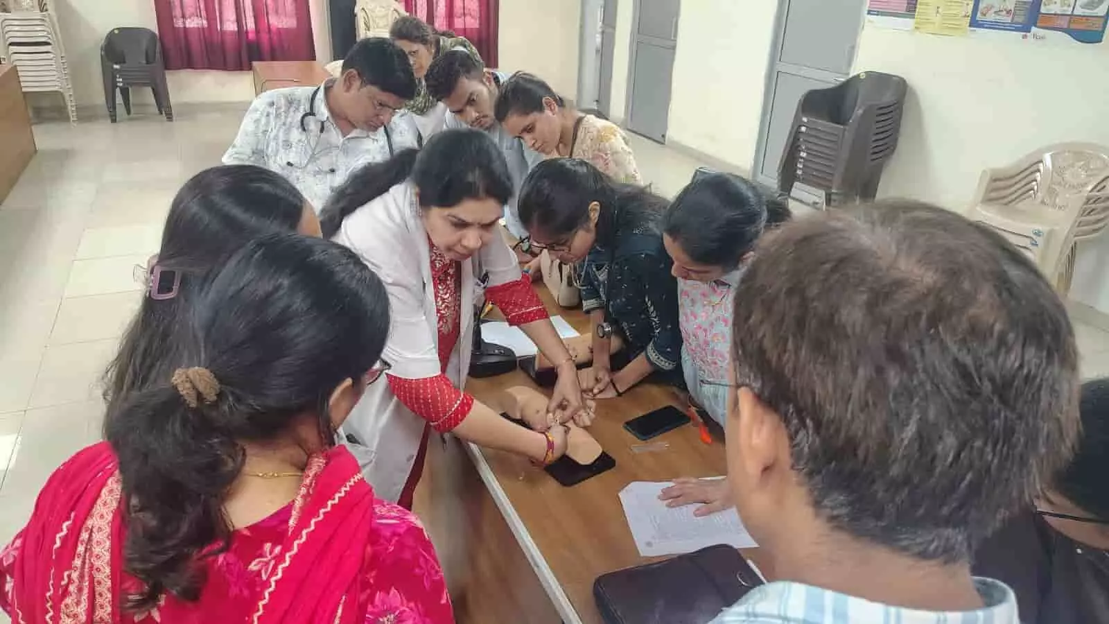 सवाई माधोपुर जिला अस्पताल में स्वास्थ्य कर्मियों को सबडर्मल इम्प्लांट प्रशिक्षण के दौरान व्यावहारिक अभ्यास कराया जा रहा है। सवाई माधोपुर जिला अस्पताल में स्वास्थ्य कर्मियों को सबडर्मल इम्प्लांट प्रशिक्षण के दौरान व्यावहारिक अभ्यास कराया जा रहा है।
