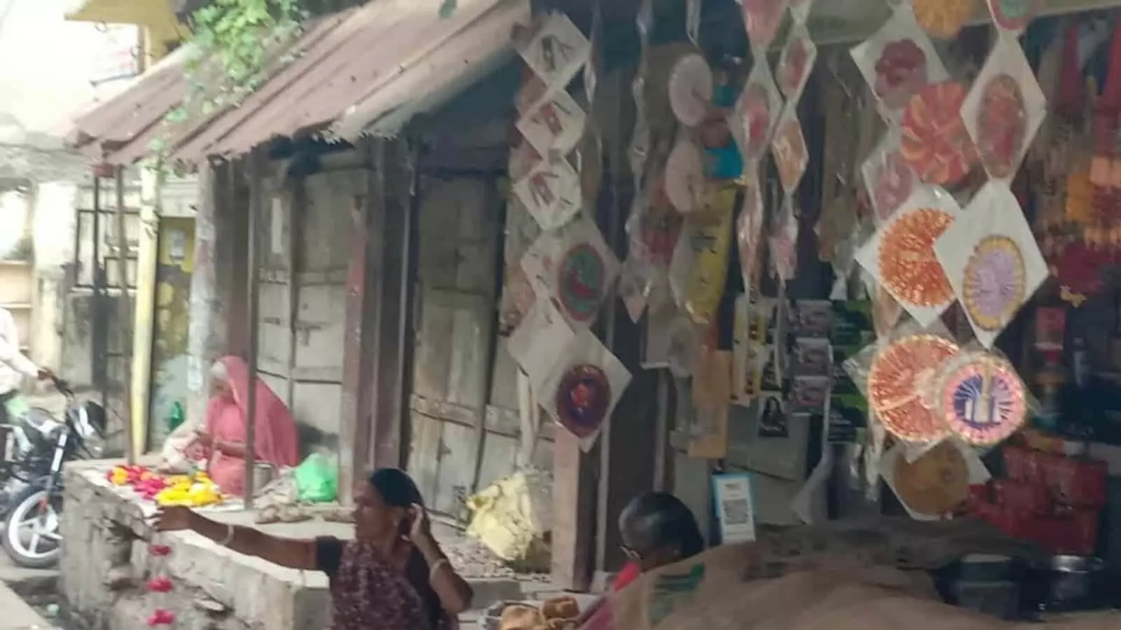 तस्वीर में बारां के श्रीजी मंदिर के पास जर्जर दुकानें और लोग दिखाई दे रहे हैं। तस्वीर में बारां के श्रीजी मंदिर के पास जर्जर दुकानें और लोग दिखाई दे रहे हैं।
