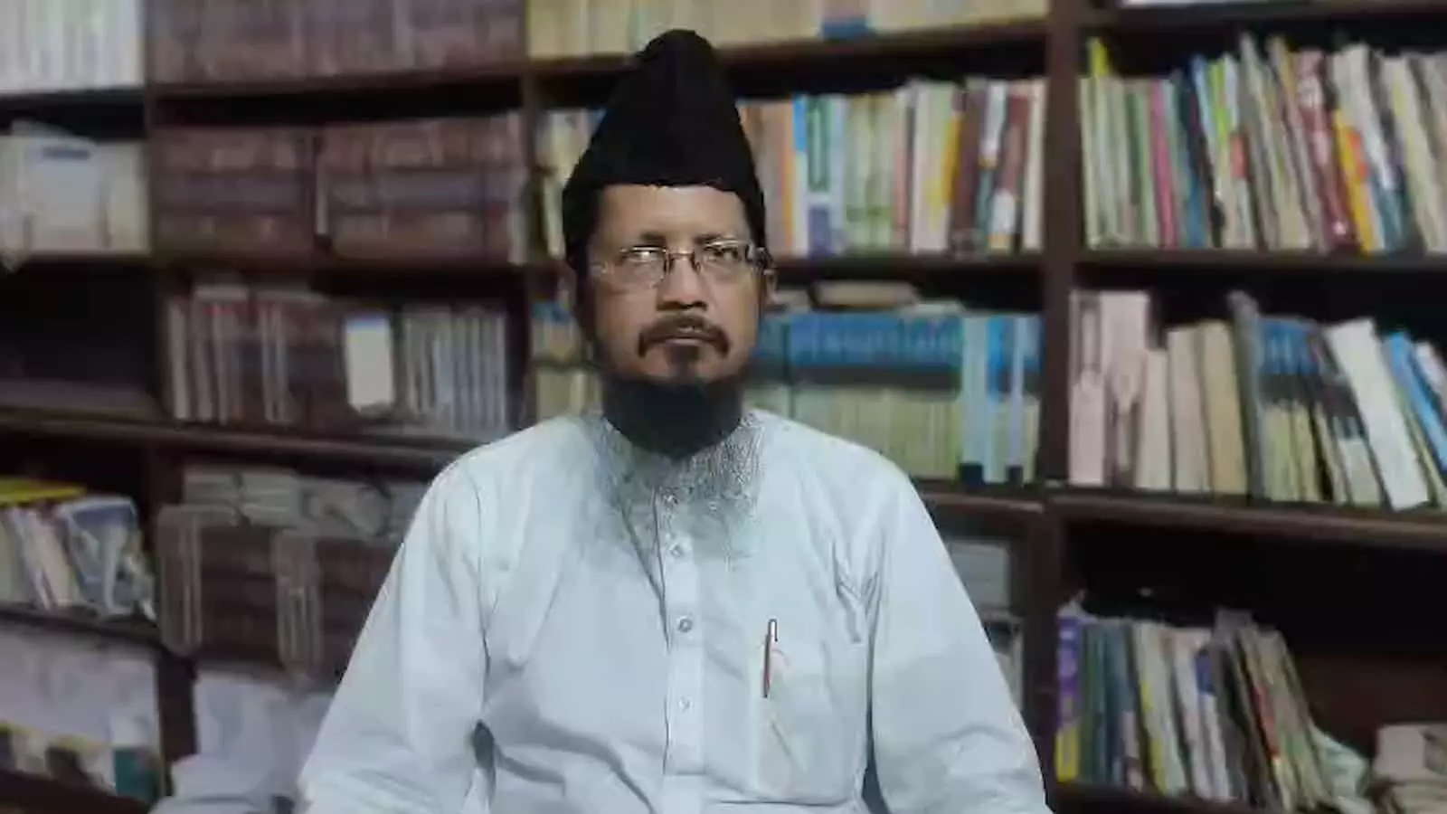 किताबों की अलमारी के सामने खड़े मौलाना शहाबुद्दीन रिजवी बरेलवी की तस्वीर। किताबों की अलमारी के सामने खड़े मौलाना शहाबुद्दीन रिजवी बरेलवी की तस्वीर।