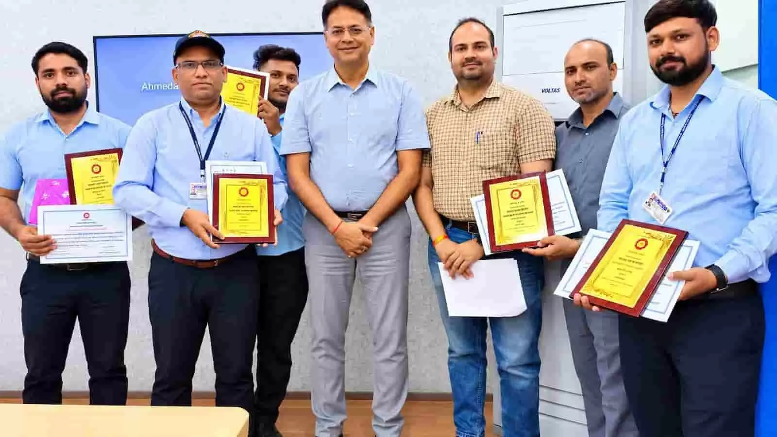 अहमदाबाद मंडल में संरक्षा पुरस्कार प्राप्त करने वाले रेल कर्मचारियों के साथ अधिकारी खड़े हैं। अहमदाबाद मंडल में संरक्षा पुरस्कार प्राप्त करने वाले रेल कर्मचारियों के साथ अधिकारी खड़े हैं।
