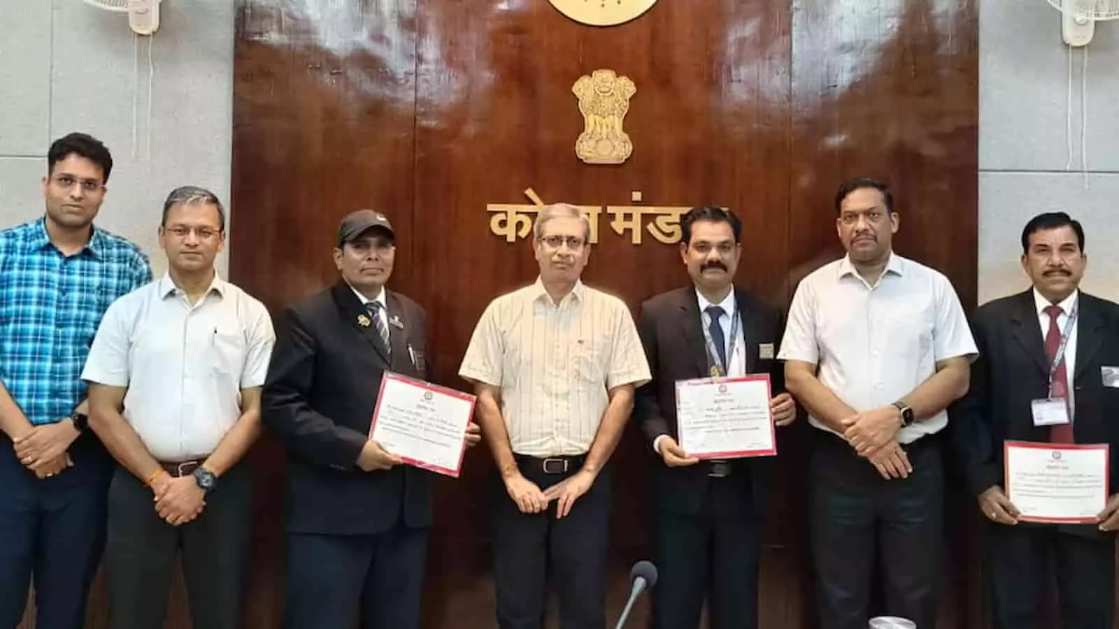 कोटा मंडल कार्यालय में अधिकारियों के साथ डीआरएम अवार्ड से सम्मानित रेलकर्मी खड़े हैं। कोटा मंडल कार्यालय में अधिकारियों के साथ डीआरएम अवार्ड से सम्मानित रेलकर्मी खड़े हैं।