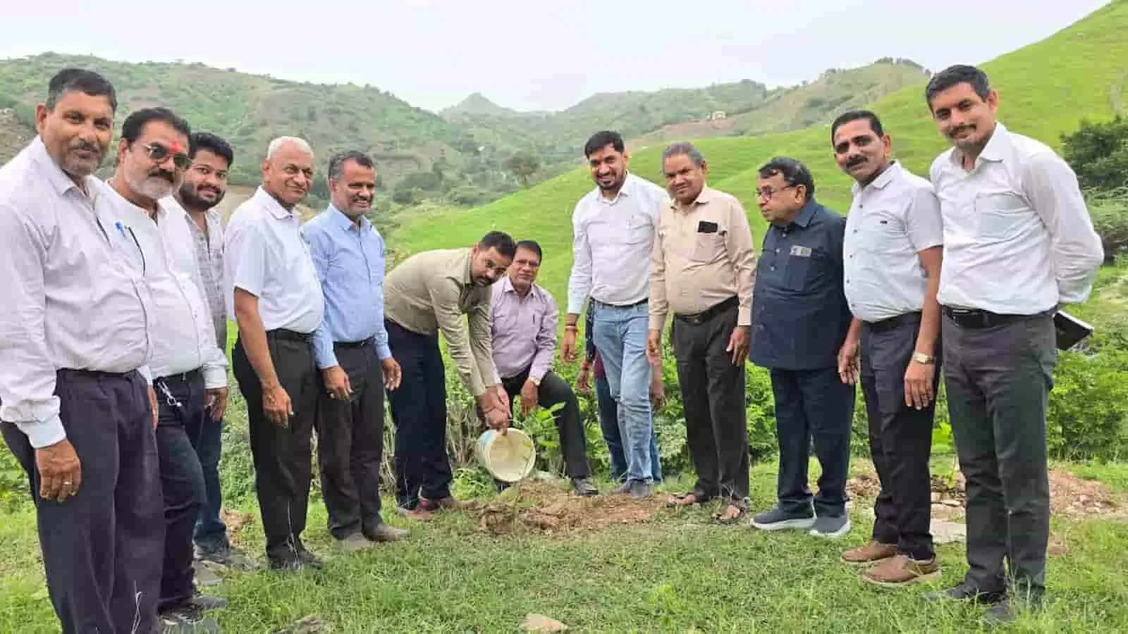 खेरवाड़ा के महुदरा माइंस परिसर में पौधारोपण करते अधिकारी और ग्रामीण। खेरवाड़ा के महुदरा माइंस परिसर में पौधारोपण करते अधिकारी और ग्रामीण।