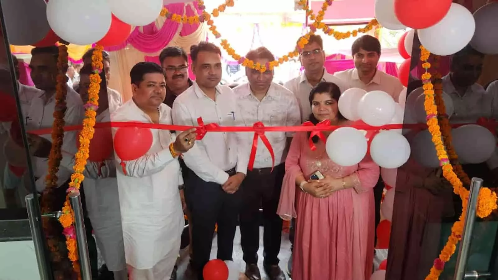 तस्वीर में गंगापुर सिटी के वर्धमान हॉस्पिटल में ब्लड सेंटर का उद्घाटन करते अतिथिगण। तस्वीर में गंगापुर सिटी के वर्धमान हॉस्पिटल में ब्लड सेंटर का उद्घाटन करते अतिथिगण।