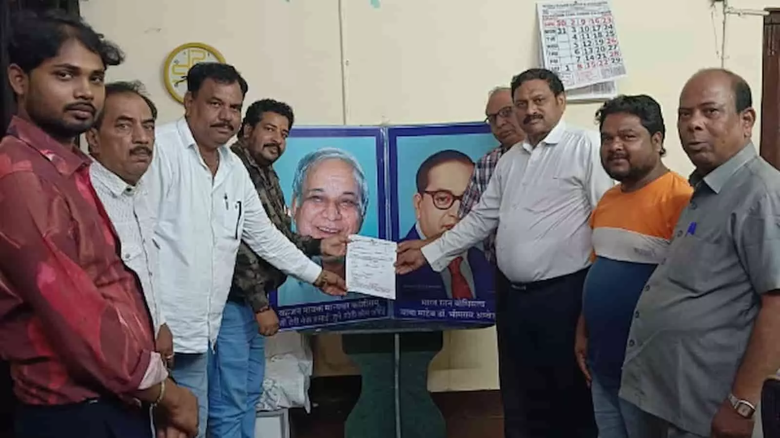 तस्वीर में उदयपुर कार्यालय में बैठक के दौरान दस्तावेज दिखाते हुए बसपा के पदाधिकारी नजर आ रहे हैं। तस्वीर में उदयपुर कार्यालय में बैठक के दौरान दस्तावेज दिखाते हुए बसपा के पदाधिकारी नजर आ रहे हैं।
