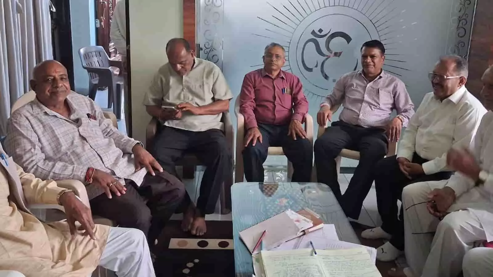 तस्वीर में कलाल समाज के लोग डूंगरपुर में एक बैठक के दौरान बैठे हुए दिखाई दे रहे हैं। तस्वीर में कलाल समाज के लोग डूंगरपुर में एक बैठक के दौरान बैठे हुए दिखाई दे रहे हैं।