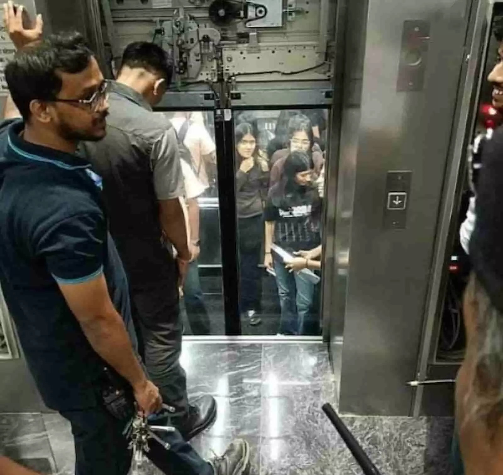तस्वीर में चर्चगेट मेट्रो स्टेशन की लिफ्ट के पास सुरक्षाकर्मी और यात्री खड़े दिखाई दे रहे हैं। तस्वीर में चर्चगेट मेट्रो स्टेशन की लिफ्ट के पास सुरक्षाकर्मी और यात्री खड़े दिखाई दे रहे हैं।