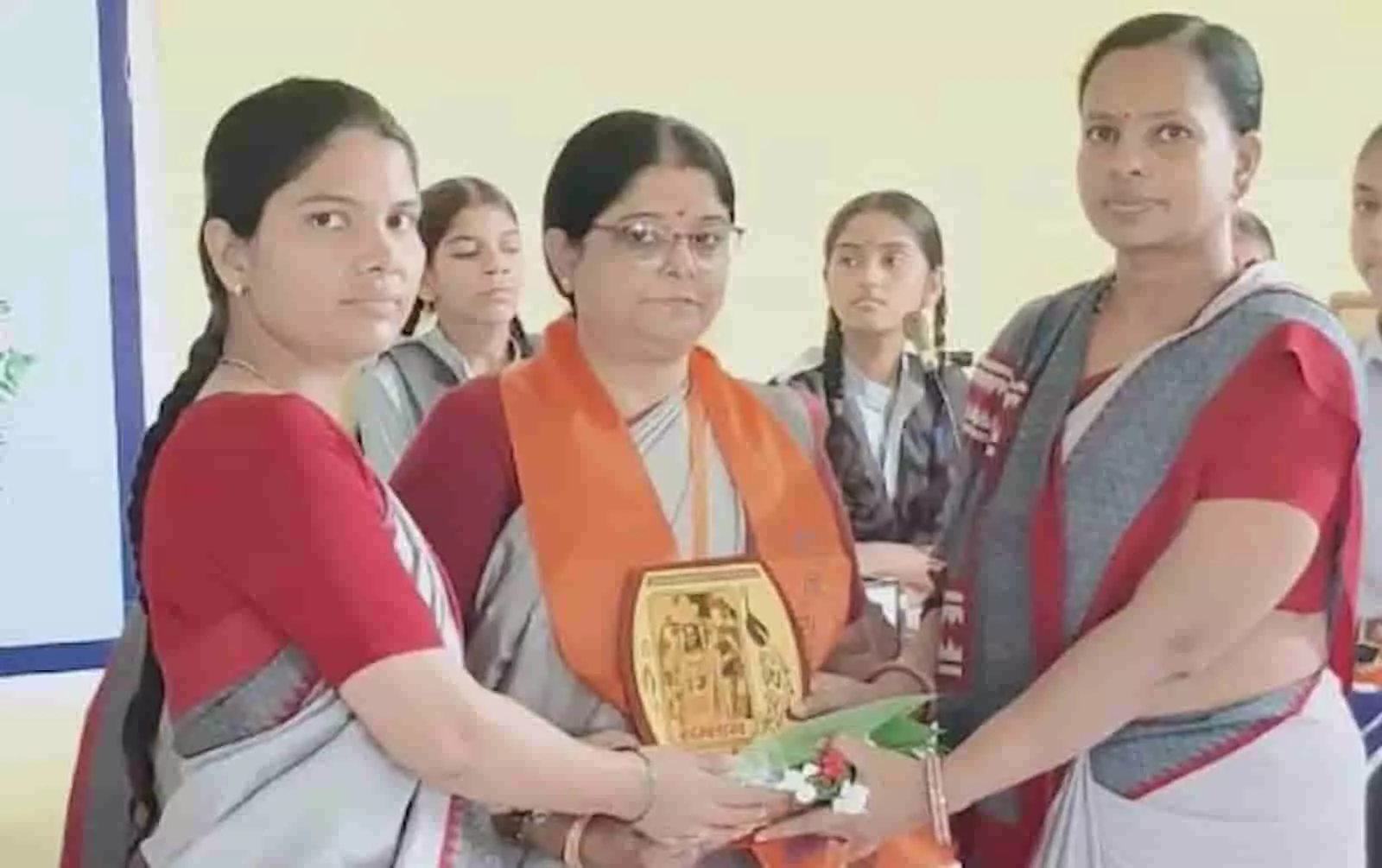 छबड़ा के विद्यालय में प्रतिभा सम्मान समारोह के दौरान स्मृति-चिह्न भेंट करती महिलाएं। छबड़ा के विद्यालय में प्रतिभा सम्मान समारोह के दौरान स्मृति-चिह्न भेंट करती महिलाएं।